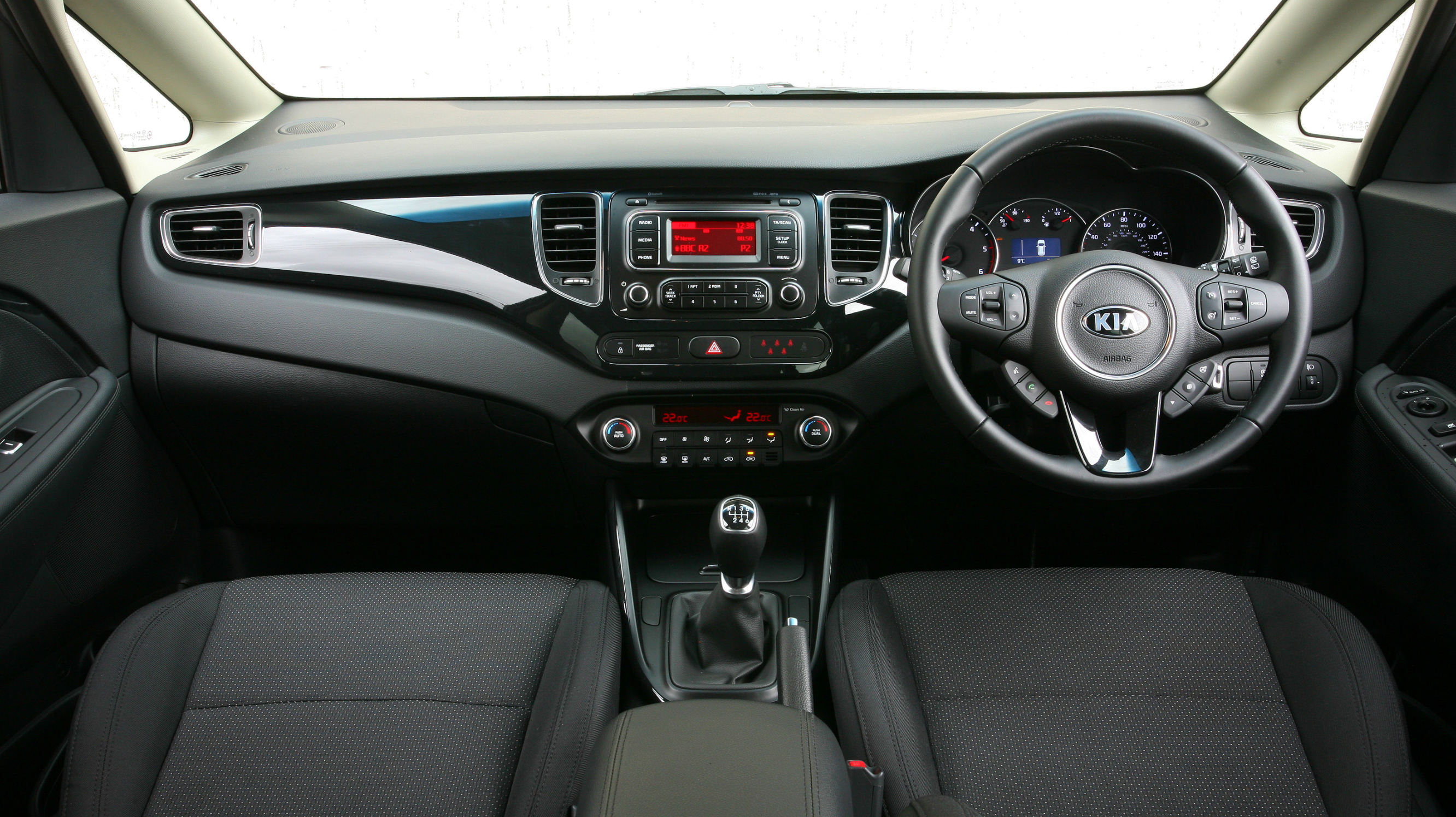 buyers_guide_-_kia_carens_2014_-_interior.jpg