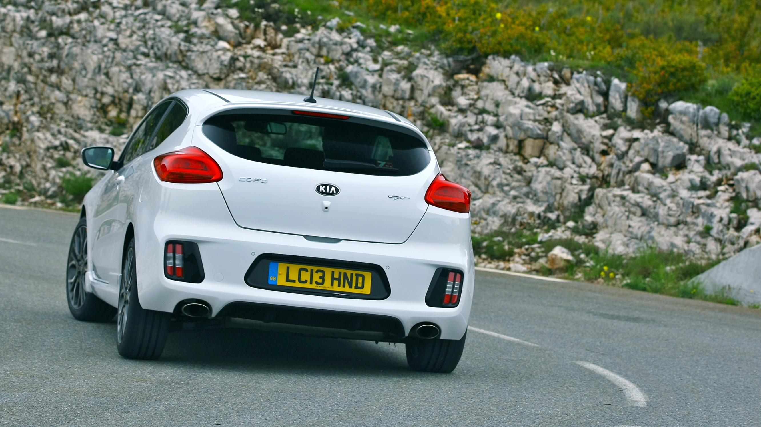 buyers_guide_-_kia_ceed_gt_2014_-_rear.jpg