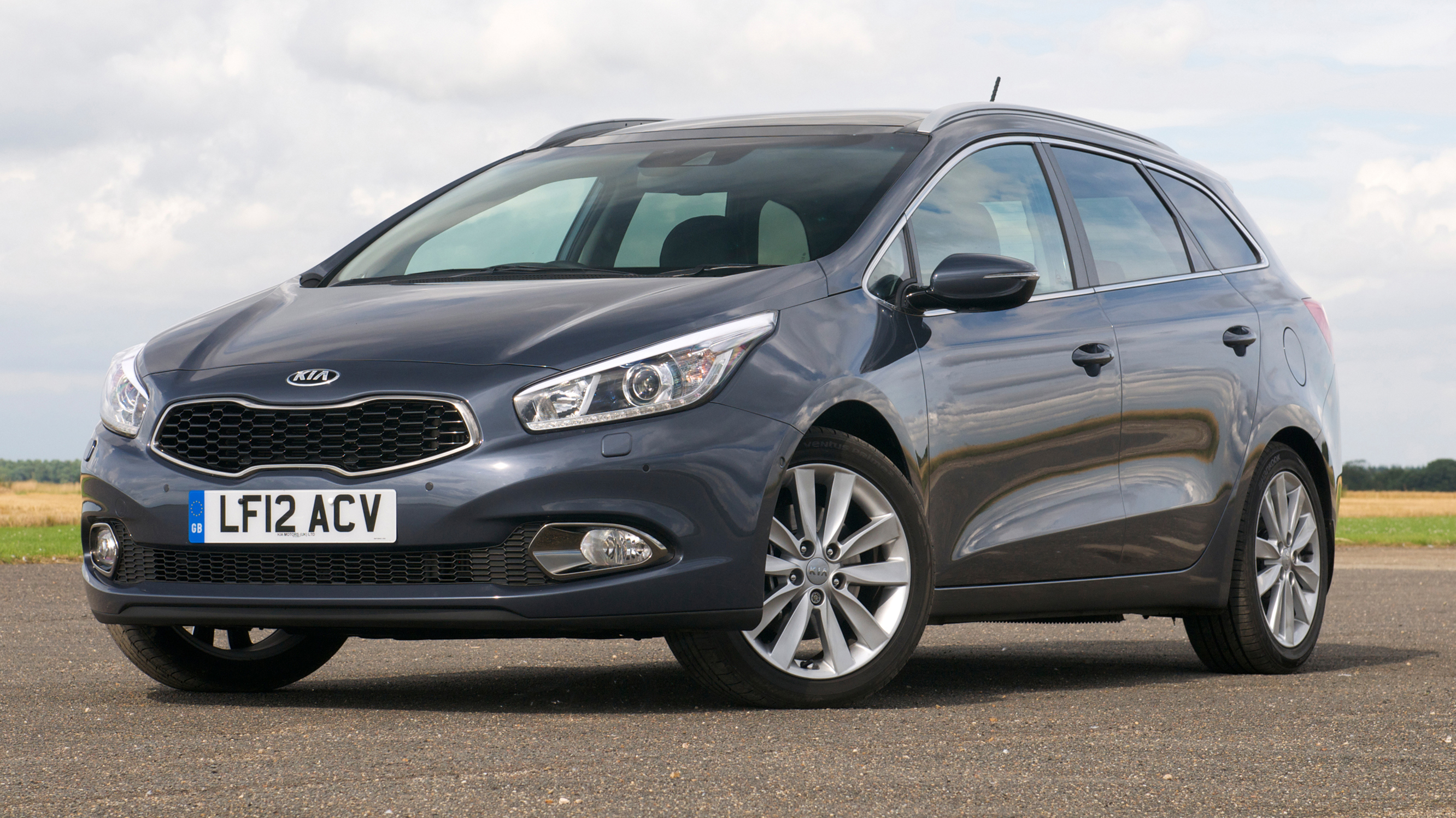 buyers_guide_-_kia_ceed_sw_2014_-_front.jpg