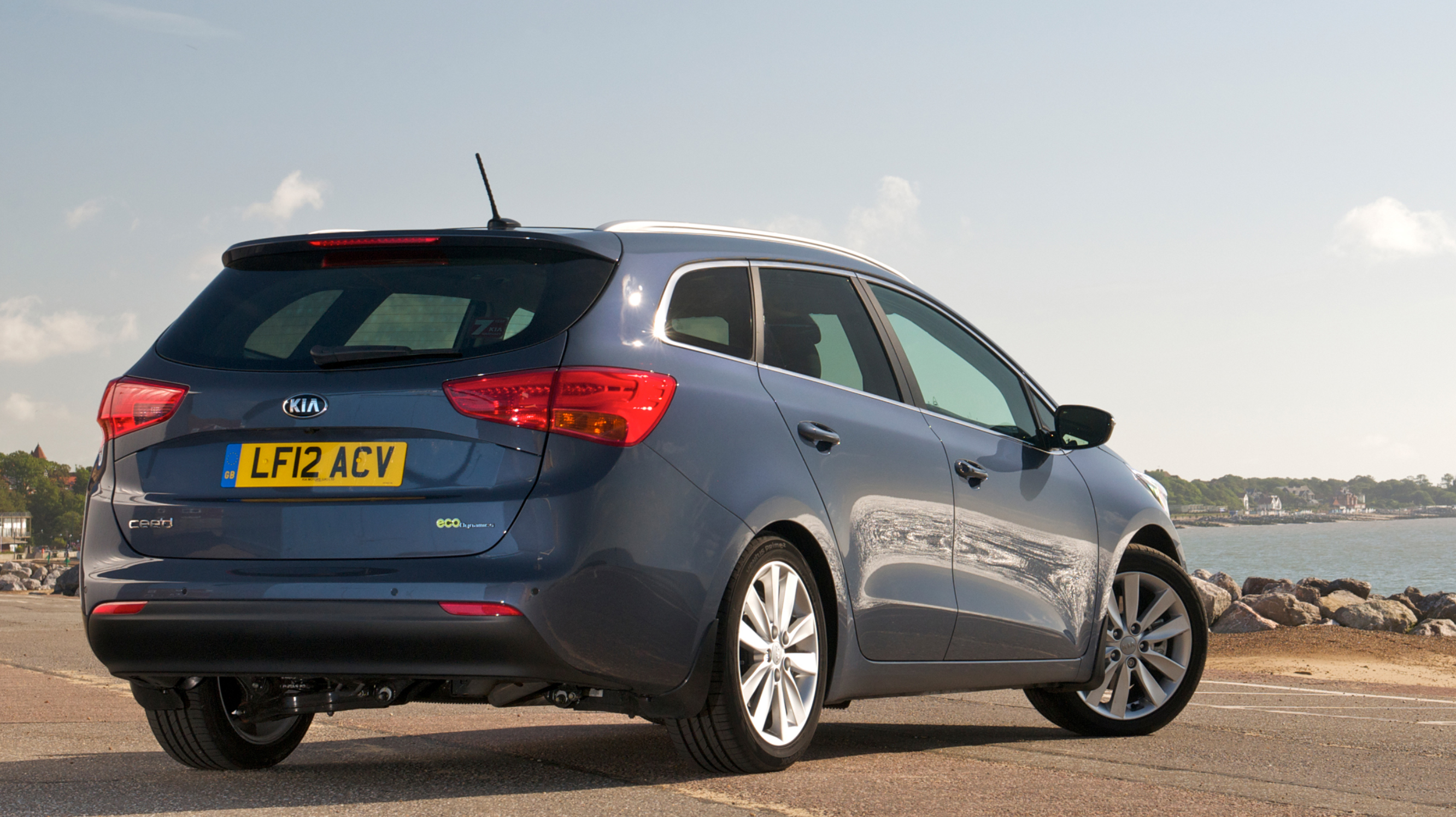 buyers_guide_-_kia_ceed_sw_2014_-_rear.jpg