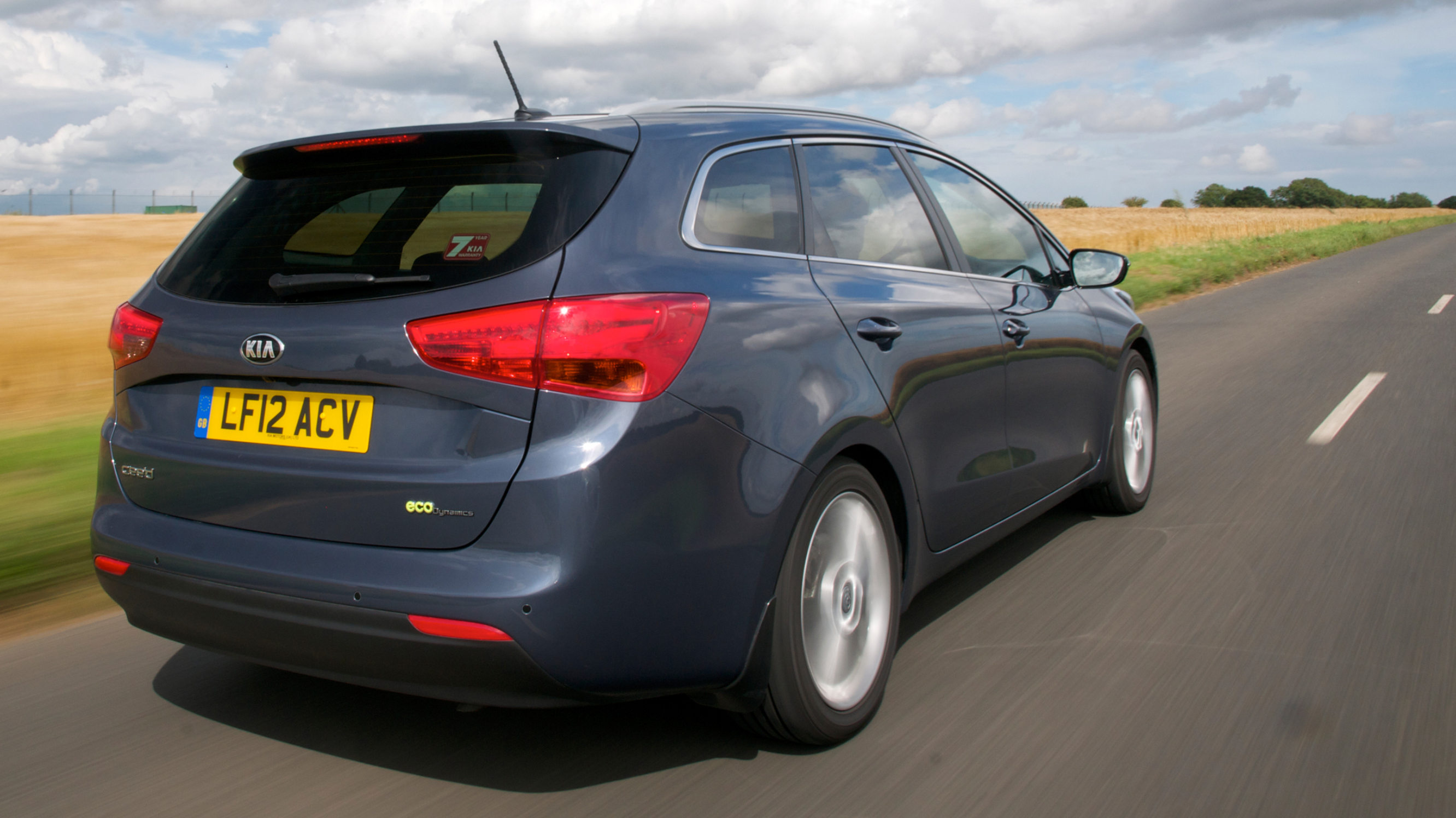 buyers_guide_-_kia_ceed_sw_2014_-_rear_quarter.jpg
