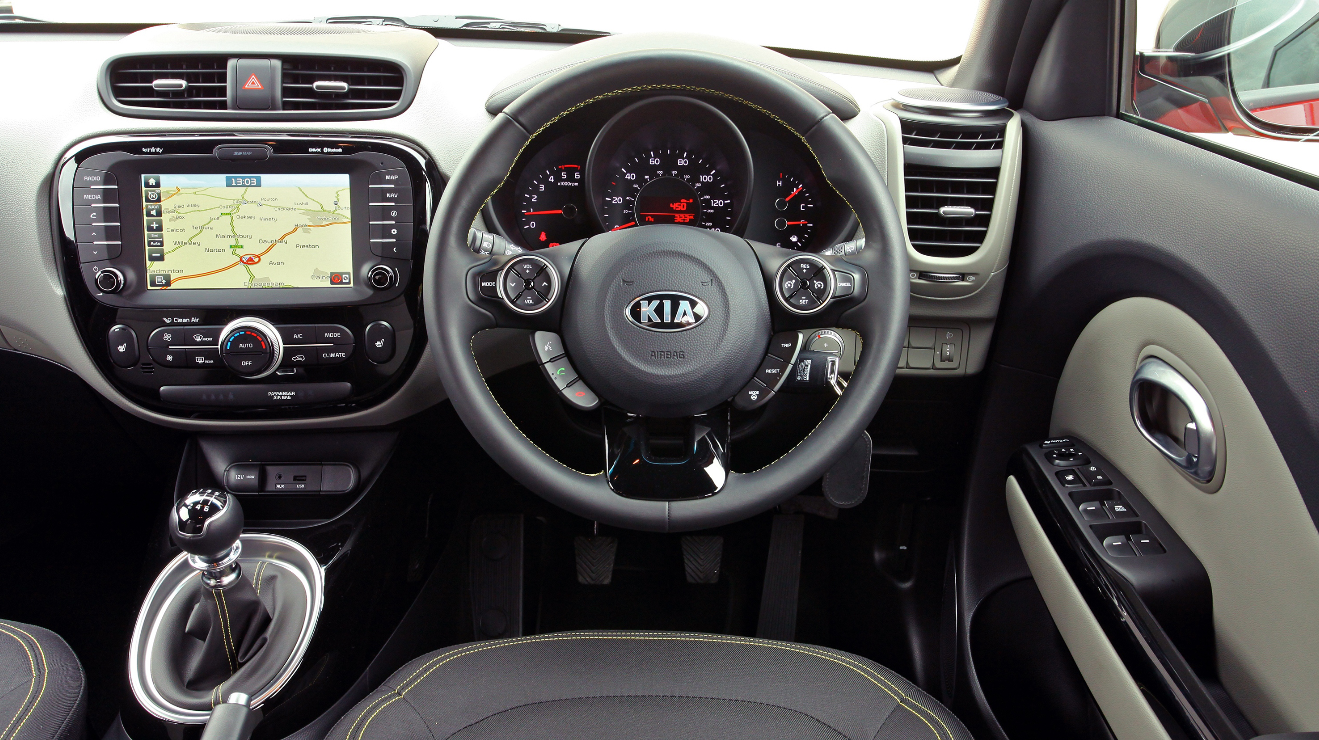 buyers_guide_-_kia_soul_2014_-_interior.jpg