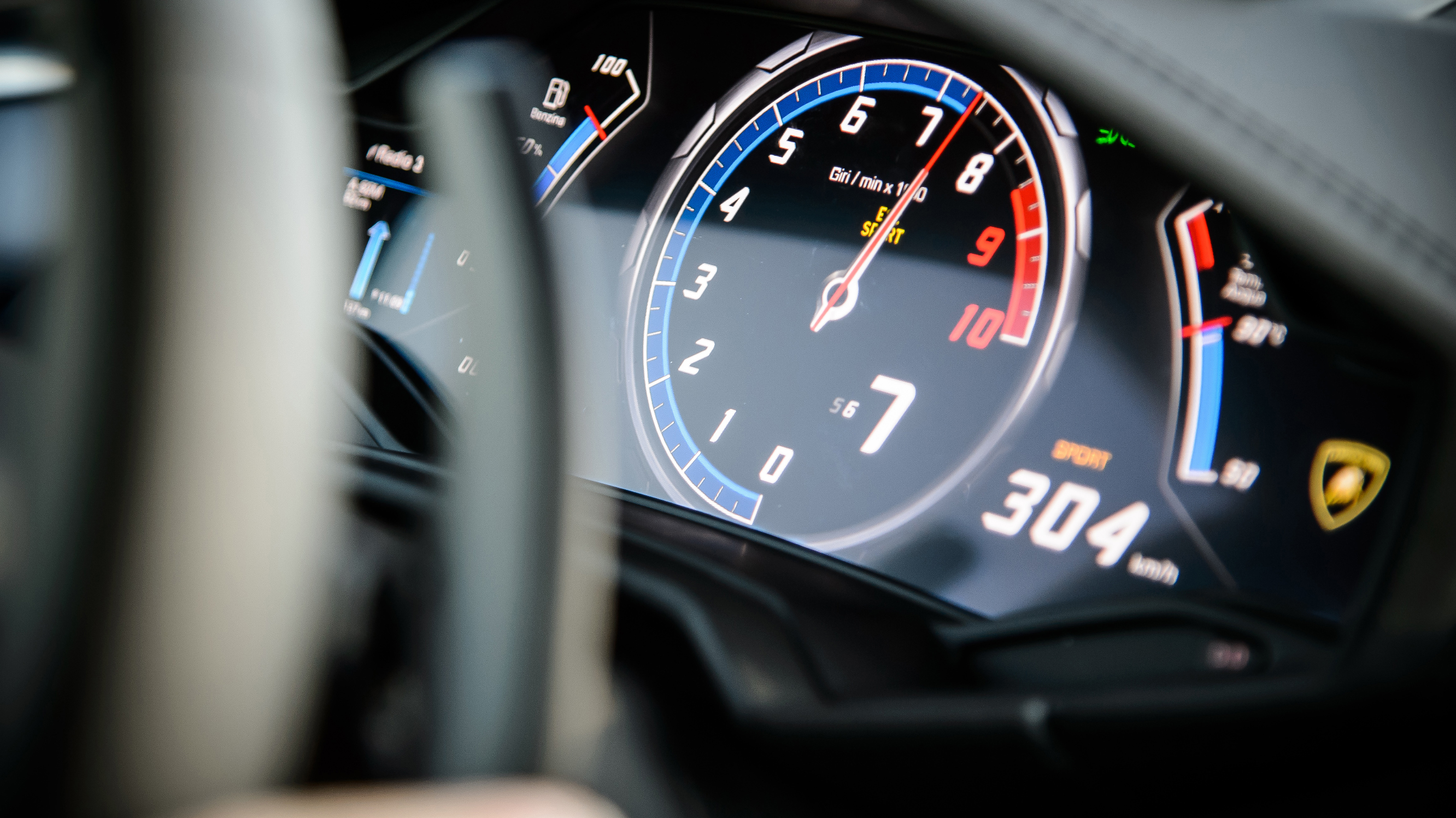 buyers_guide_-_lamborghini_huracan_2014_-_dials.jpg