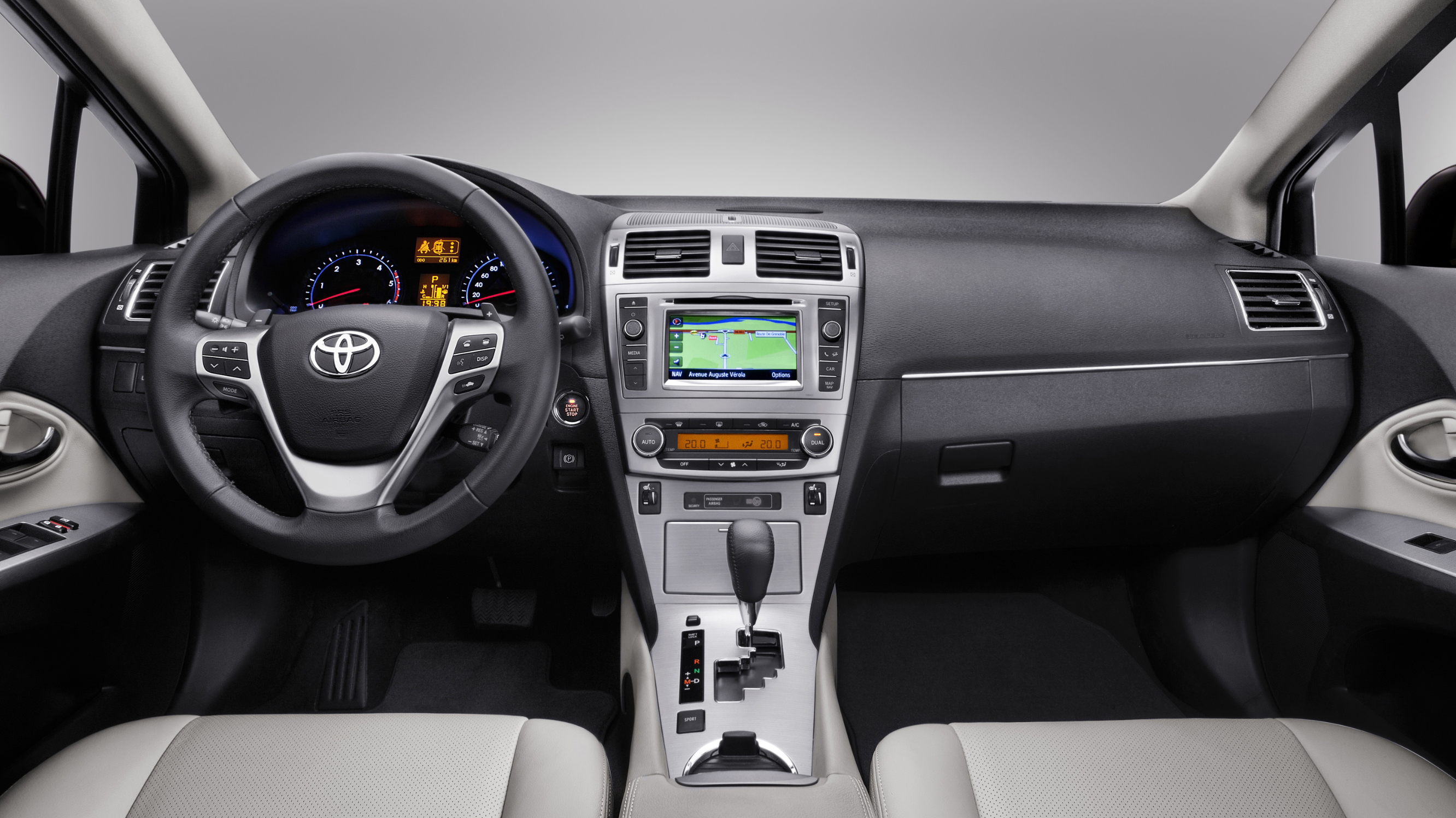 buyers_guide_-_toyota_avensis_2014_-_interior.jpg