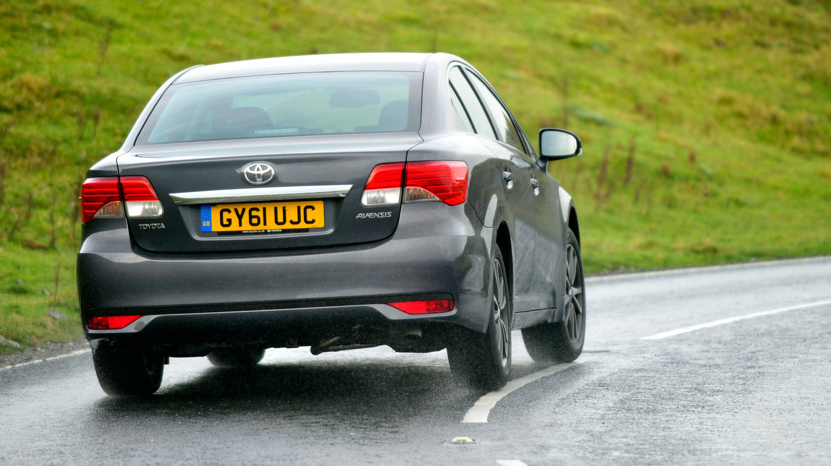 buyers_guide_-_toyota_avensis_2014_-_rear.jpg