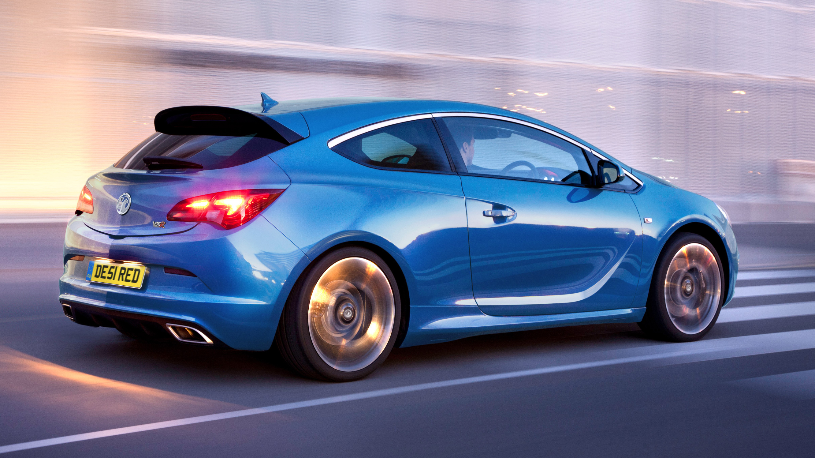 buyers_guide_-_vauxhall_astra_vxr_2014_-_rear_quarter.jpg