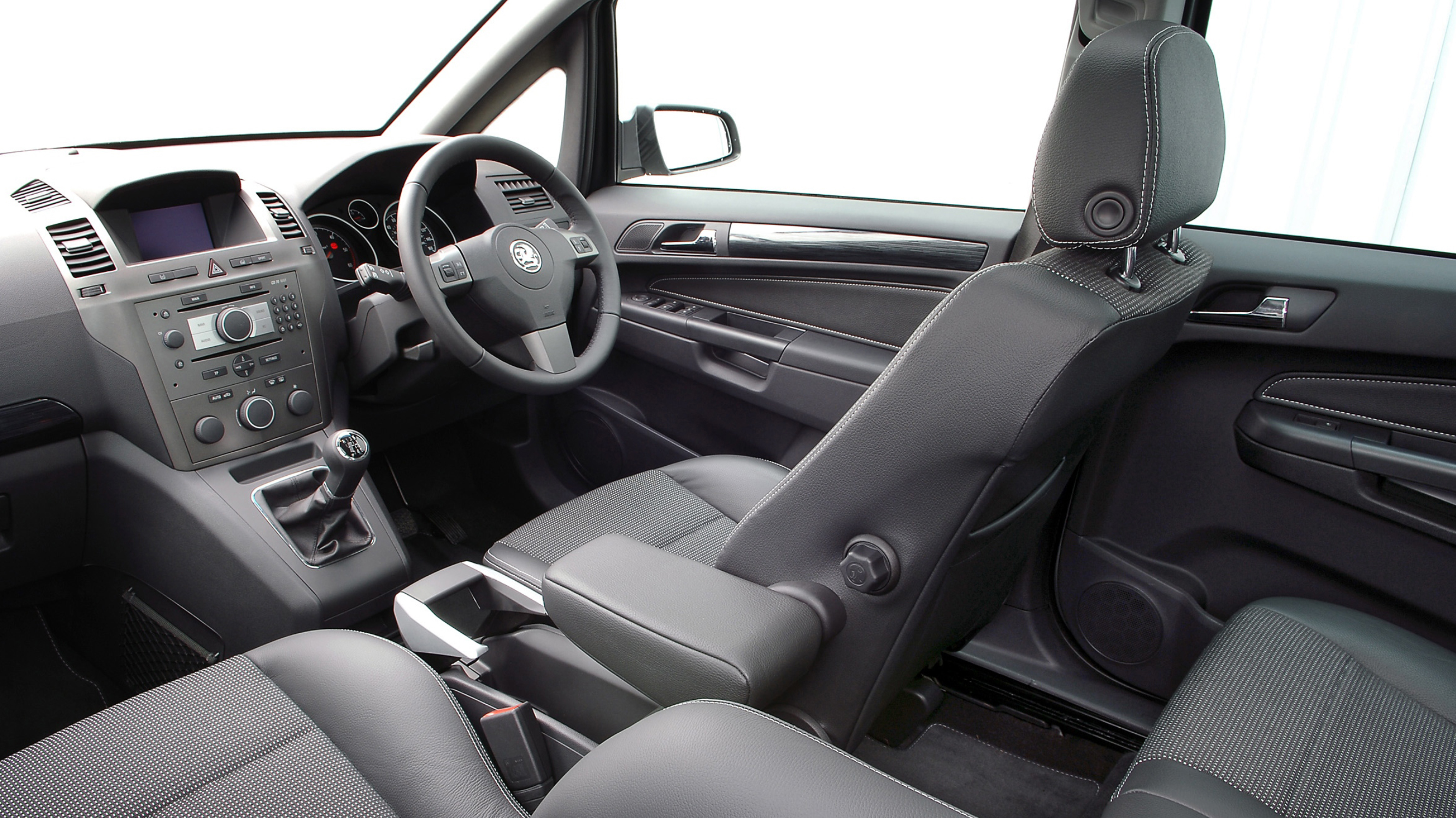 buyers_guide_-_vauxhall_zafira_2014_-_interior_2.jpg