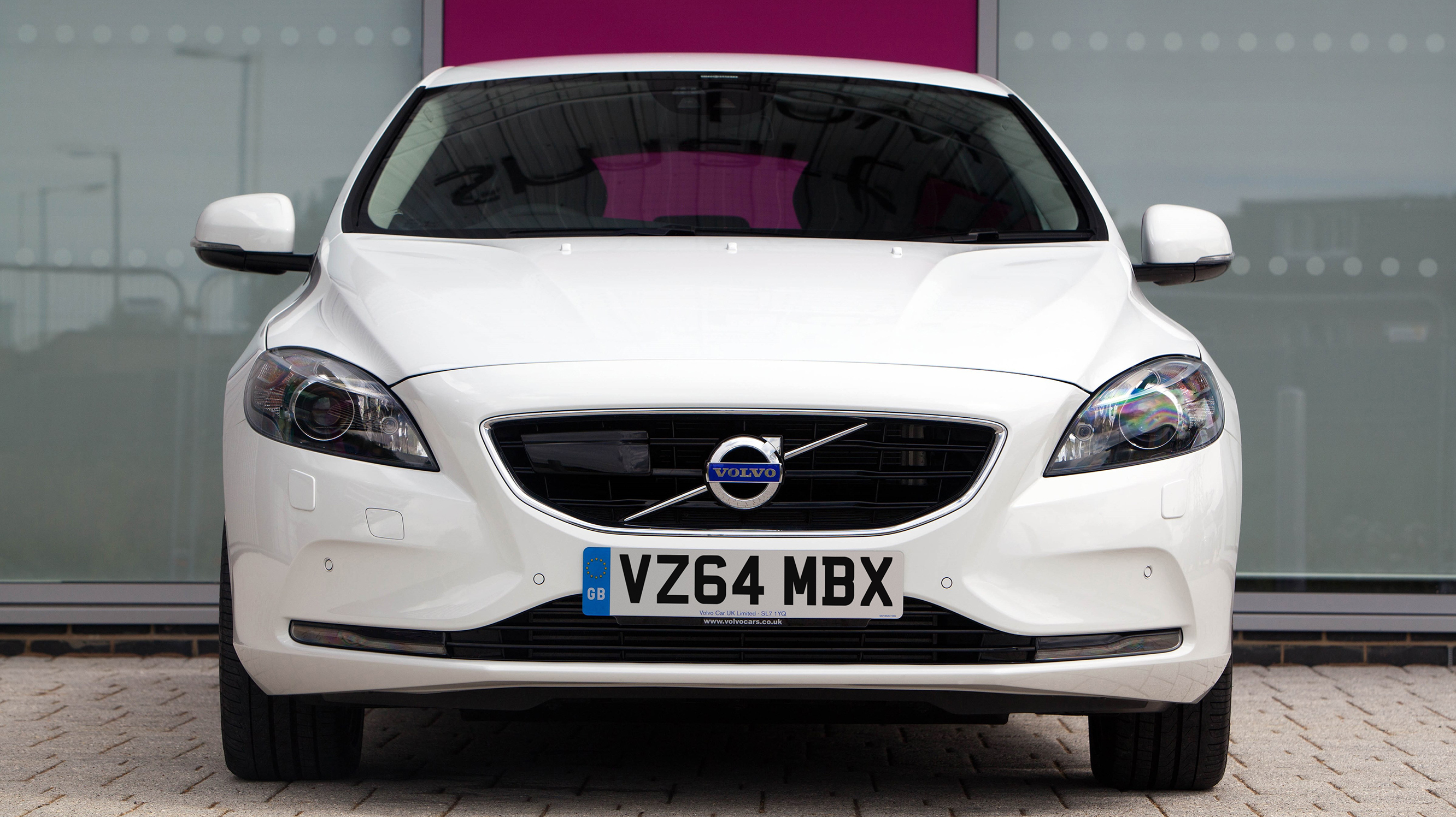 buyers_guide_-_volvov40_-_front.jpg