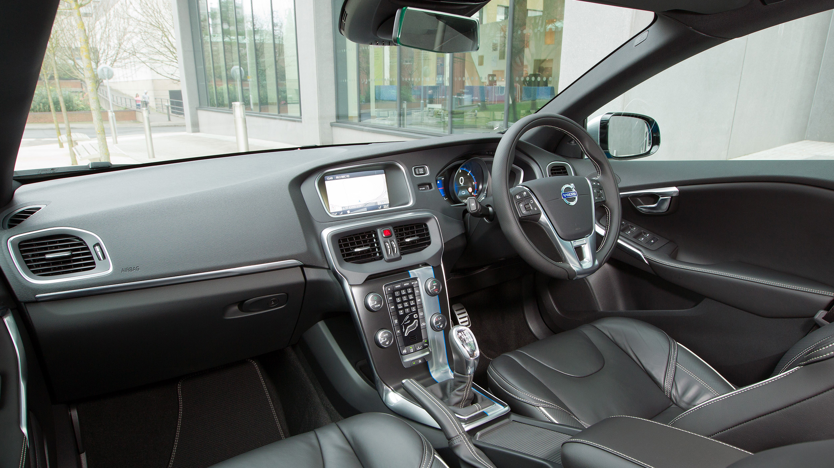 buyers_guide_-_volvov40_-_interior.jpg