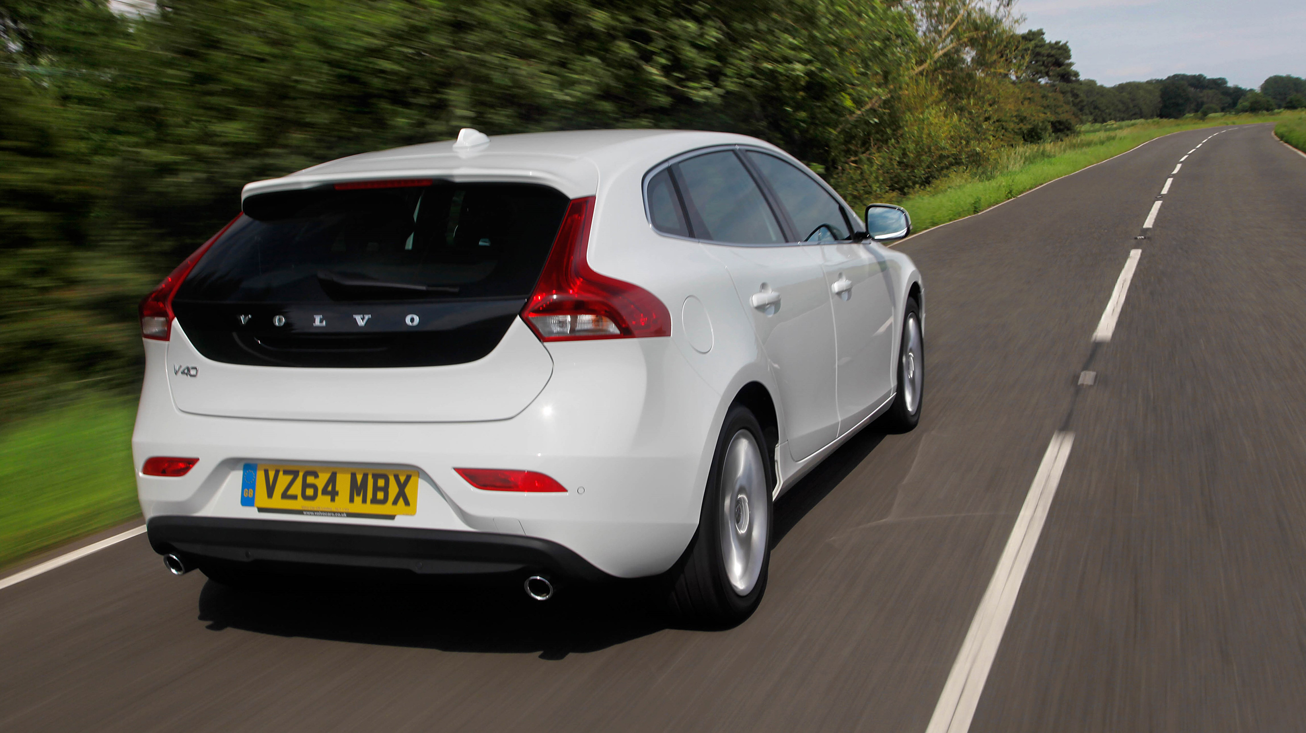 buyers_guide_-_volvov40_-_rear_quarter.jpg