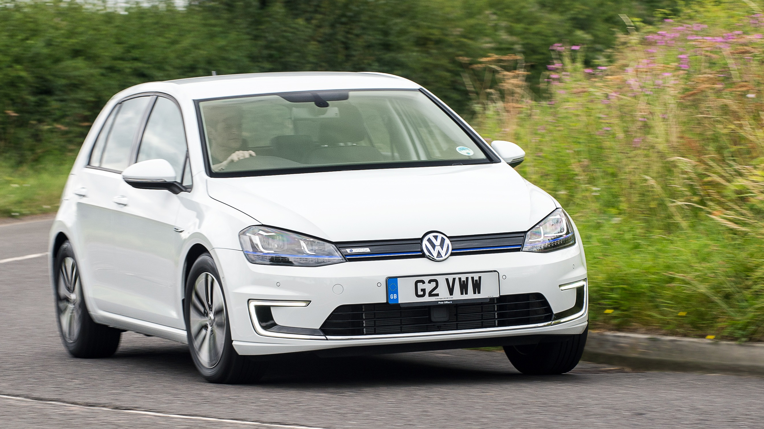 buyers_guide_-_vw_e-golf_2014_-_front_quarter.jpg