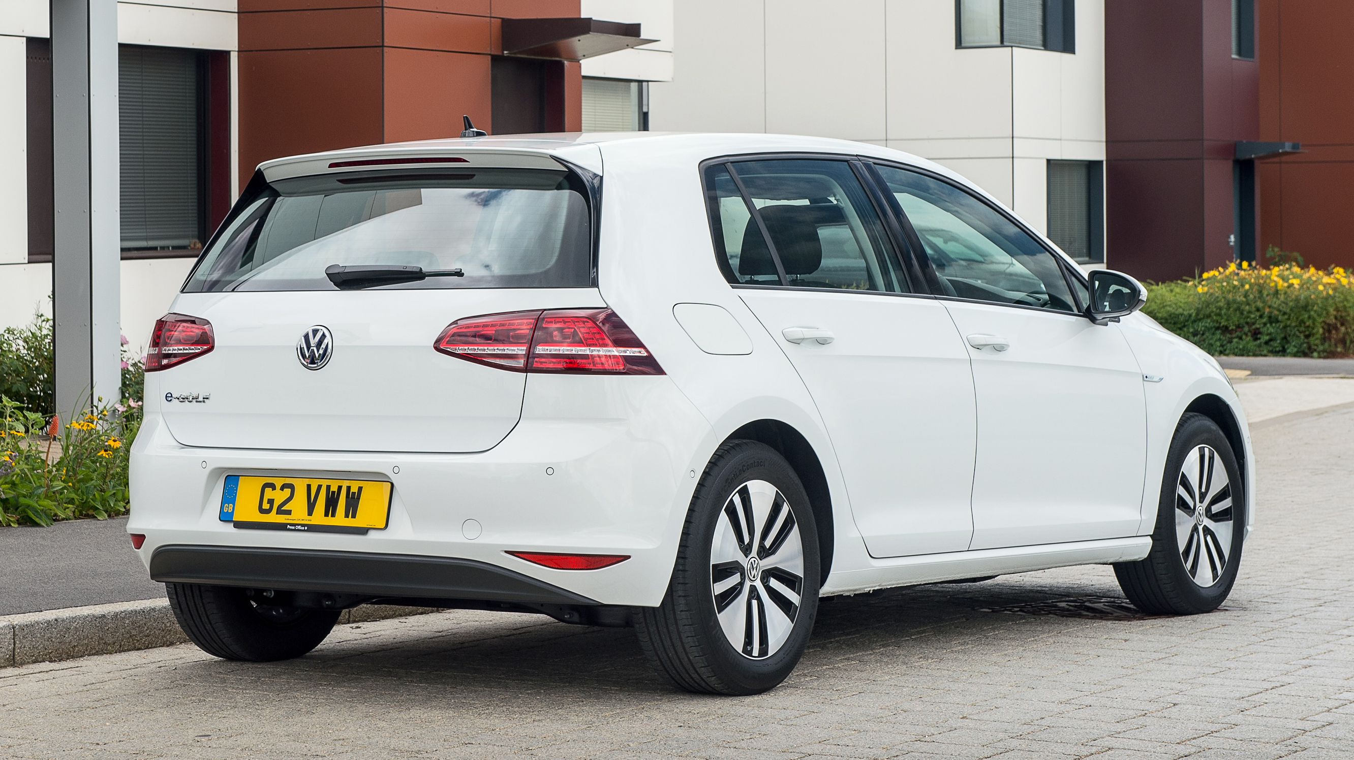 buyers_guide_-_vw_e-golf_2014_-_rear.jpg