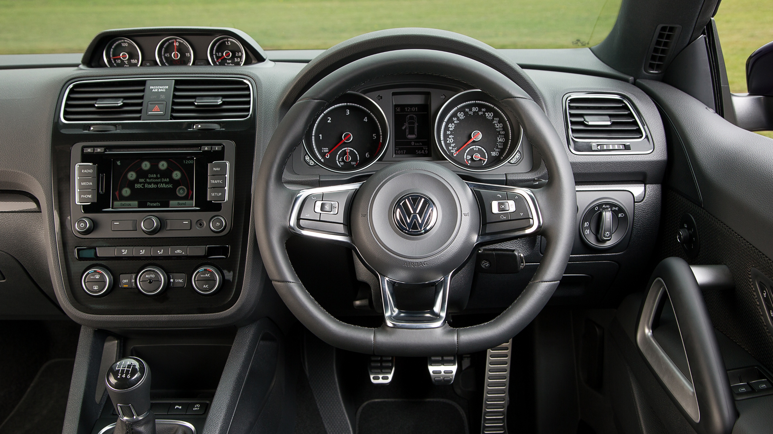 buyers_guide_-_vw_scirocco_2014_-_interior.jpg