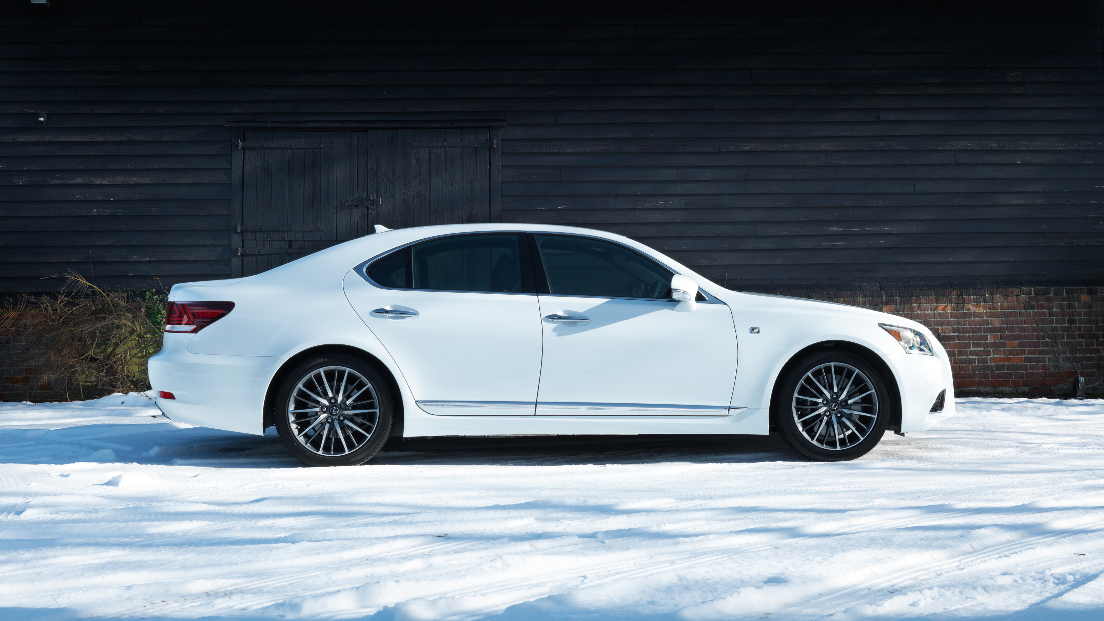 ripley_lexus_ls460_side_snow_a_xl.jpg