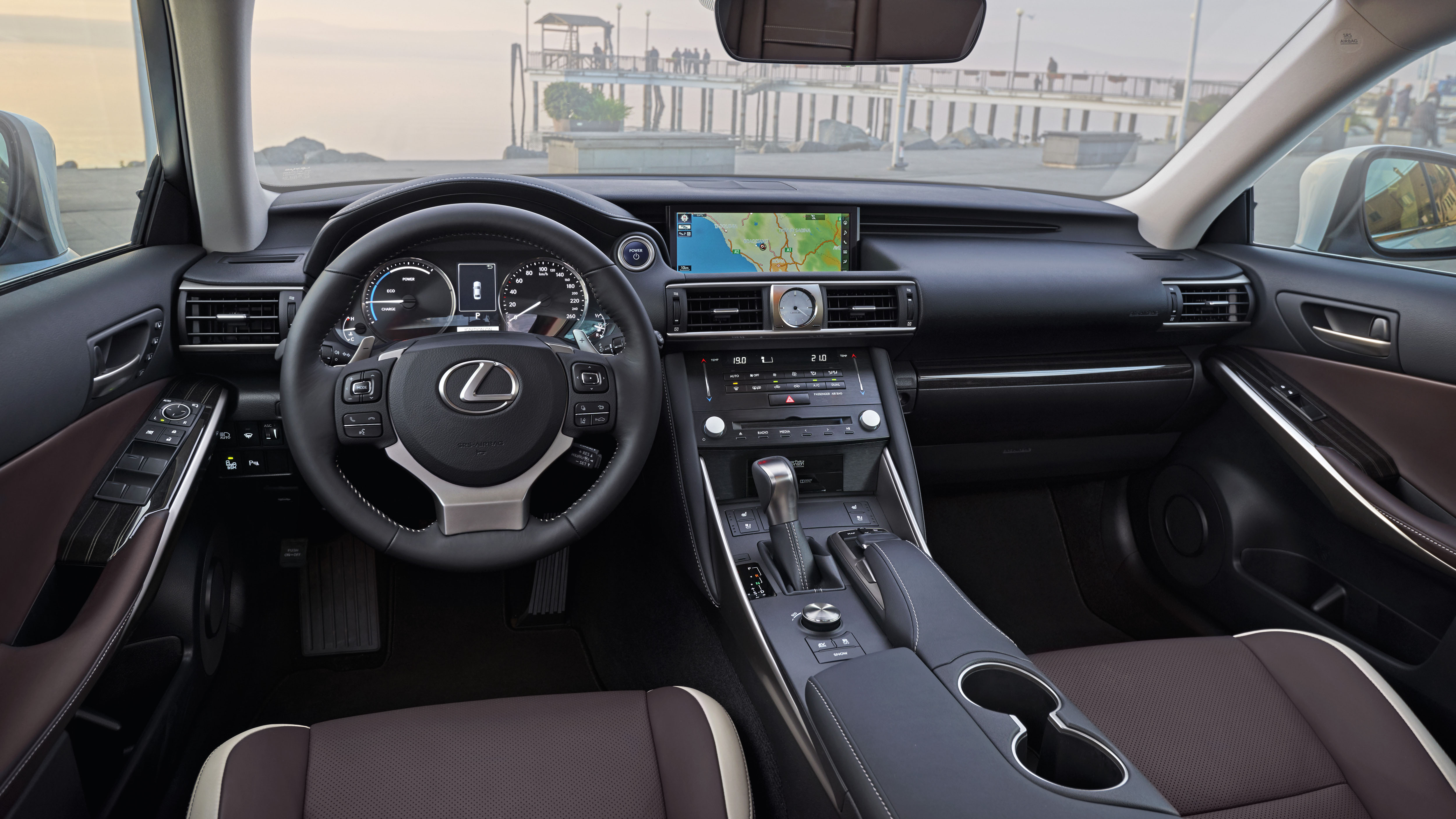 2017_lexus_is_300h_detail_07.jpg