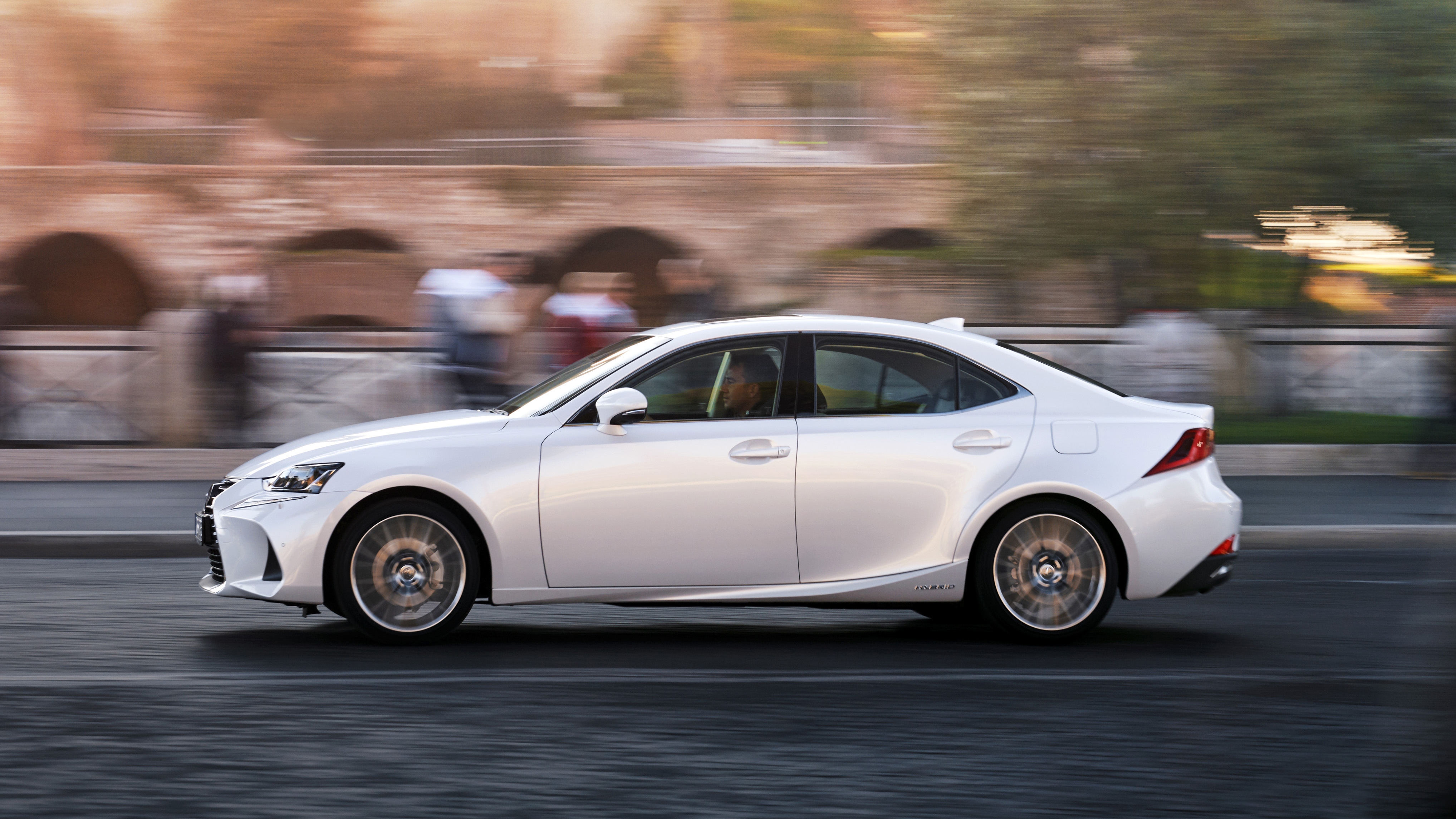 2017_lexus_is_300h_dynamic_16.jpg