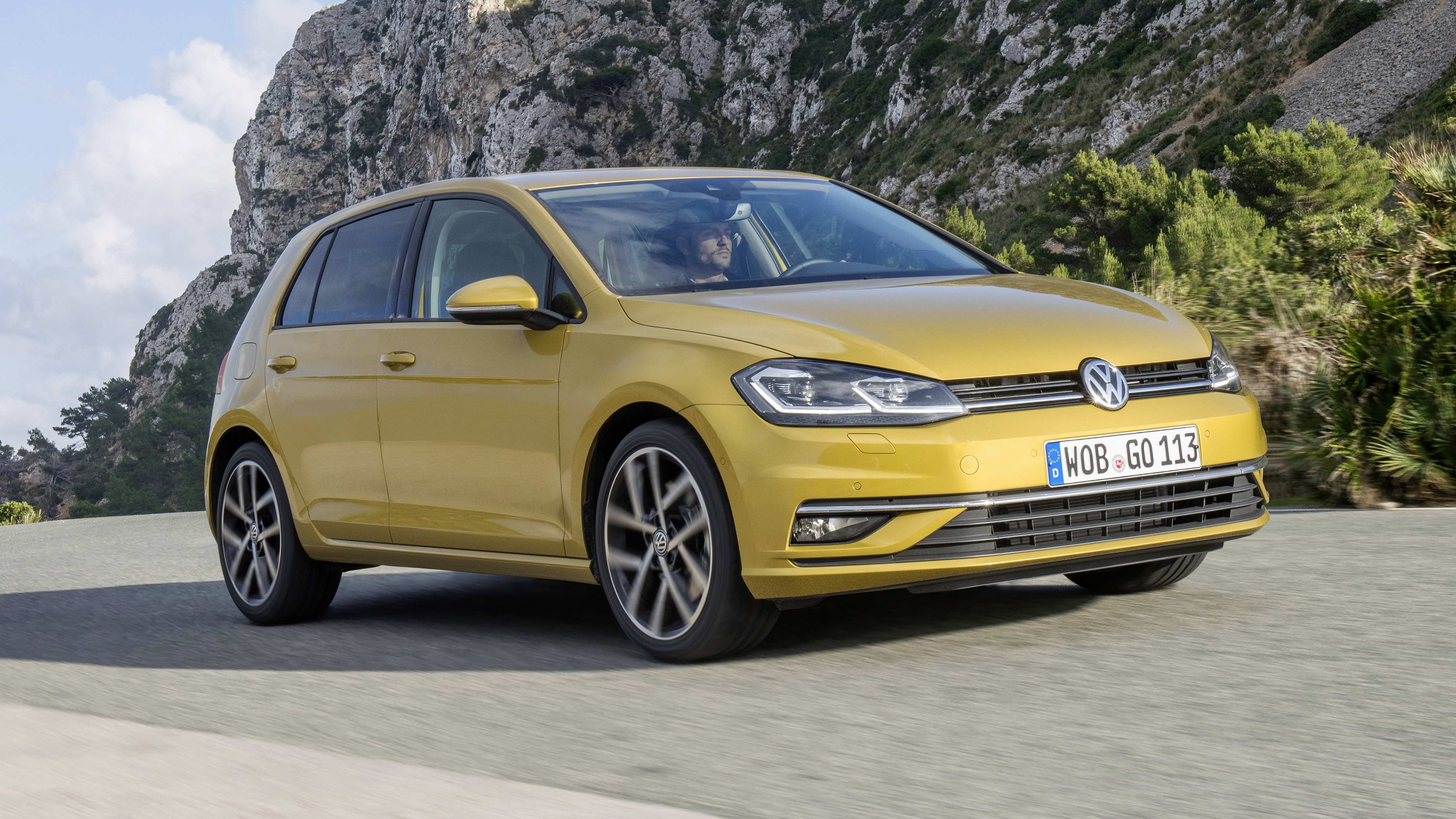 1325456_new_volkswagen_golf_2017_4.jpg