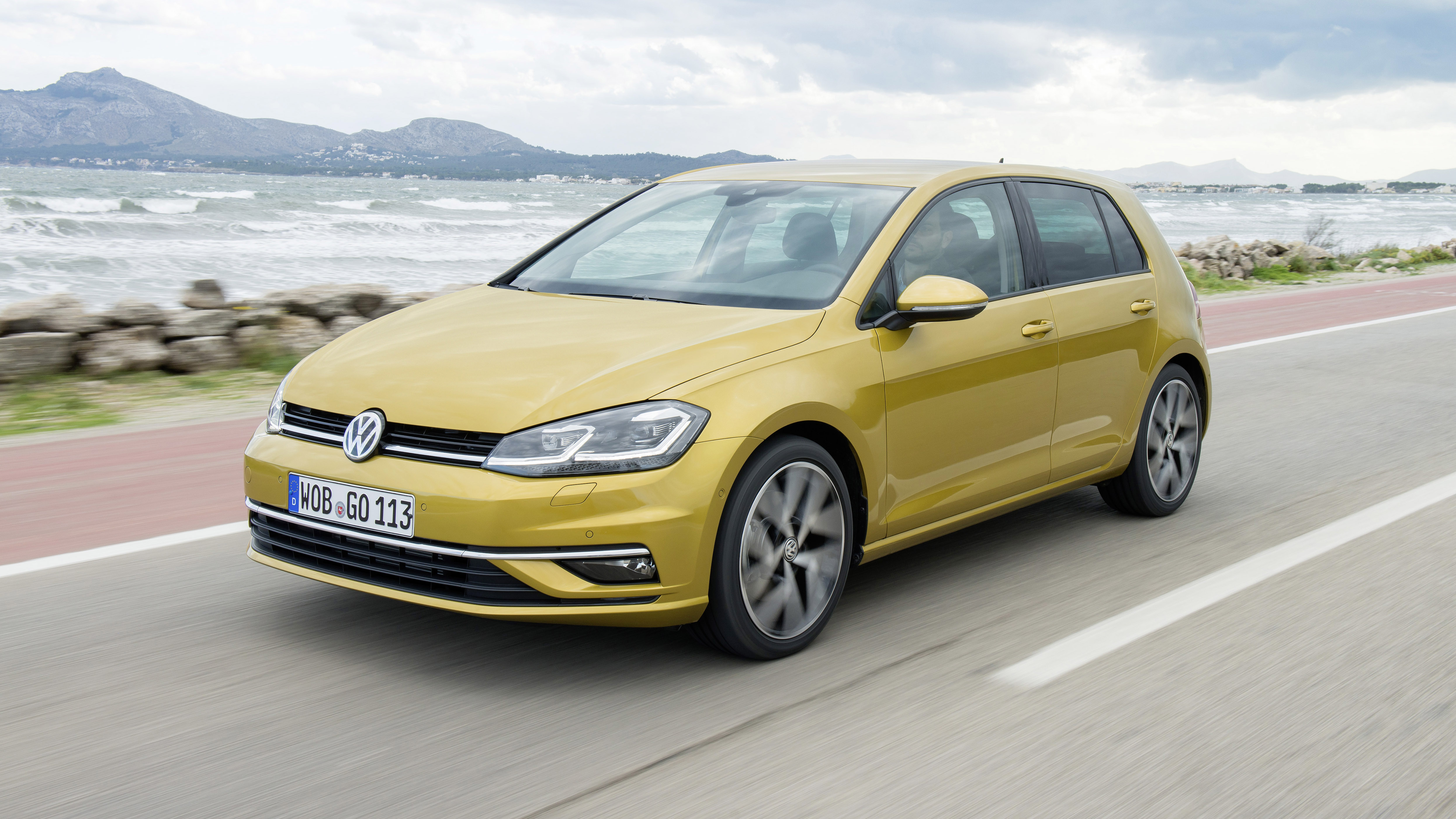 1325458_new_volkswagen_golf_2017_7.jpg