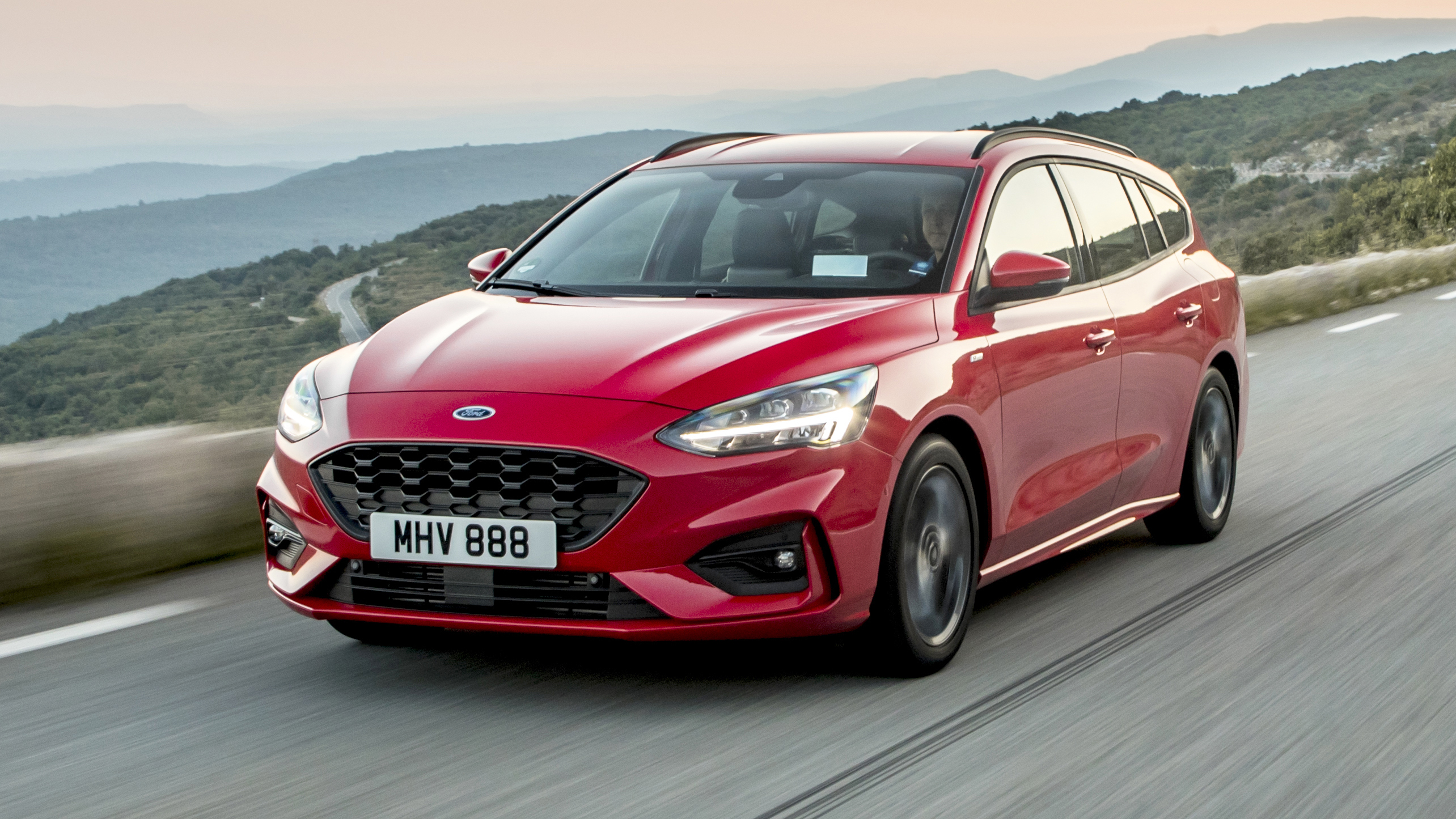 2018_ford_focus_st-line_red_11.jpg