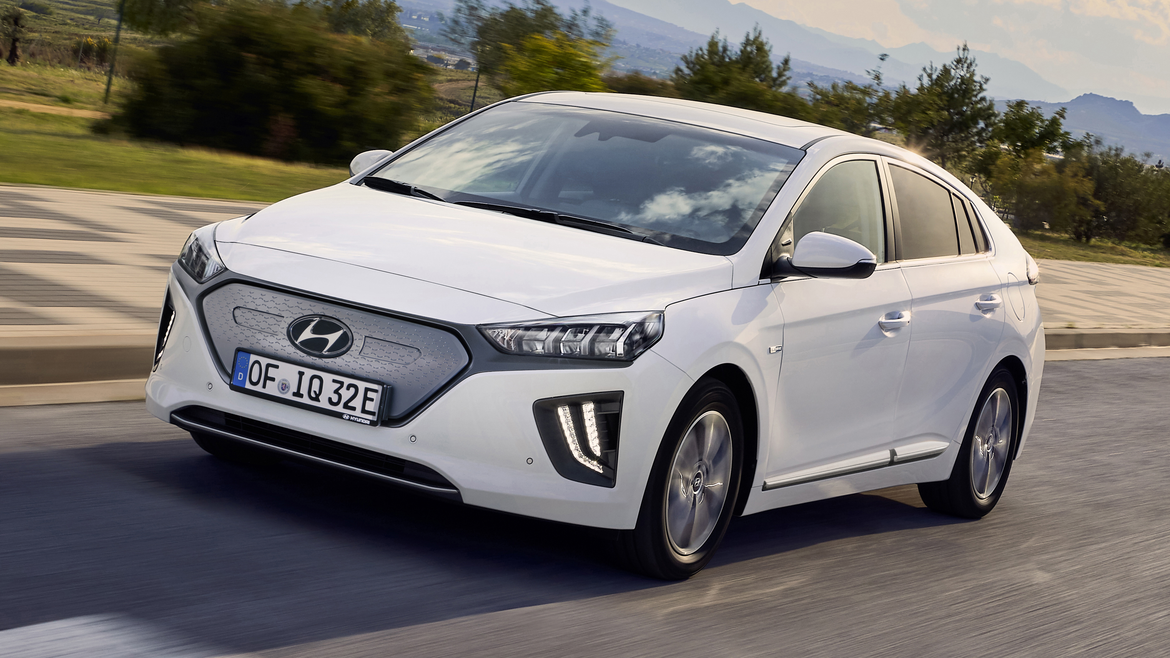 hyundai-new-ioniq-electric-02.jpg