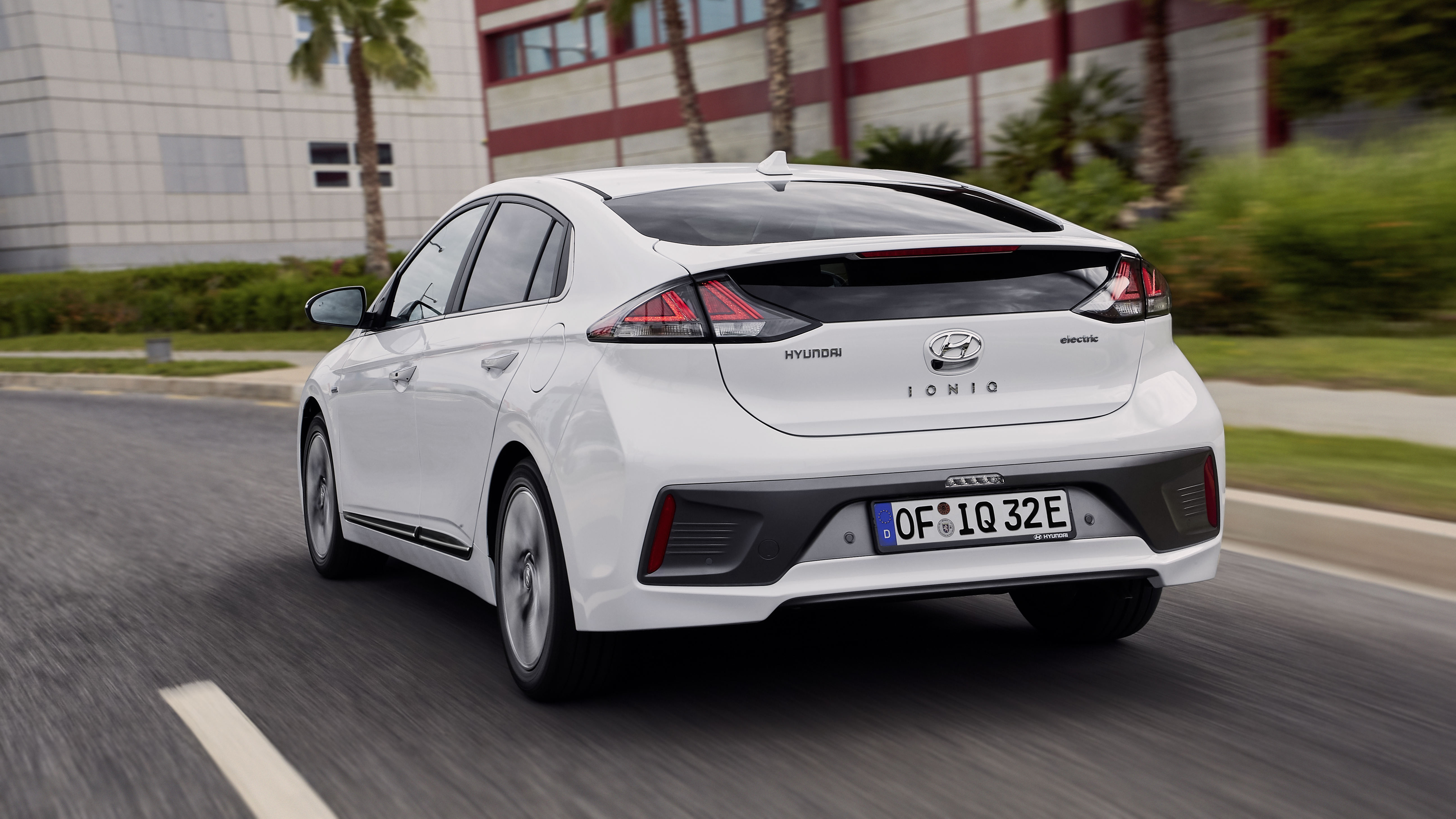 hyundai-new-ioniq-electric-08.jpg