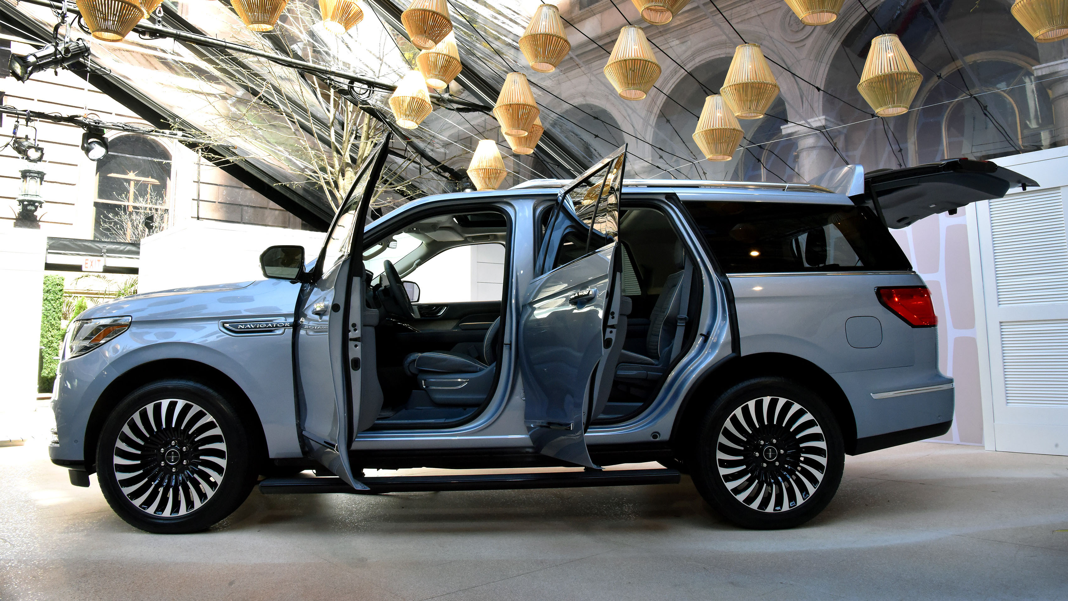 2018-lincoln-navigator_sv2_352.jpg