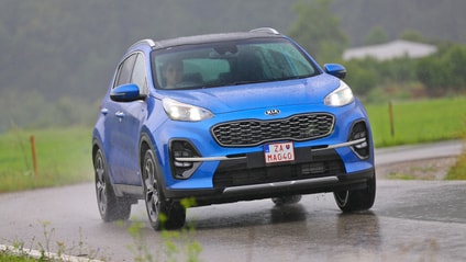 Kia Sportage blue front three quarters