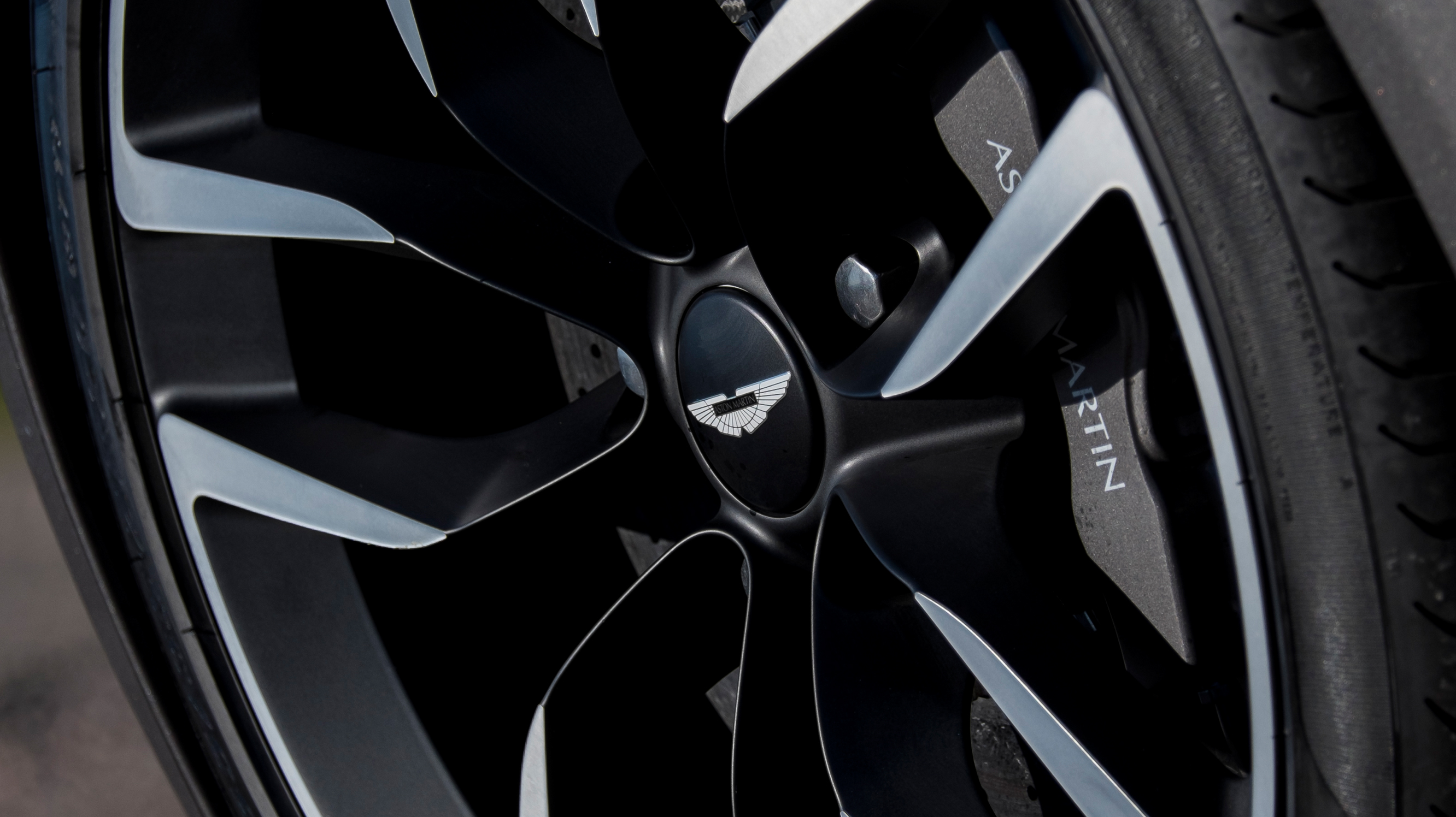 aston_martin_vanquish_v12_22_2dr_touchtronic_auto_-_interior_4_-_2014.jpg