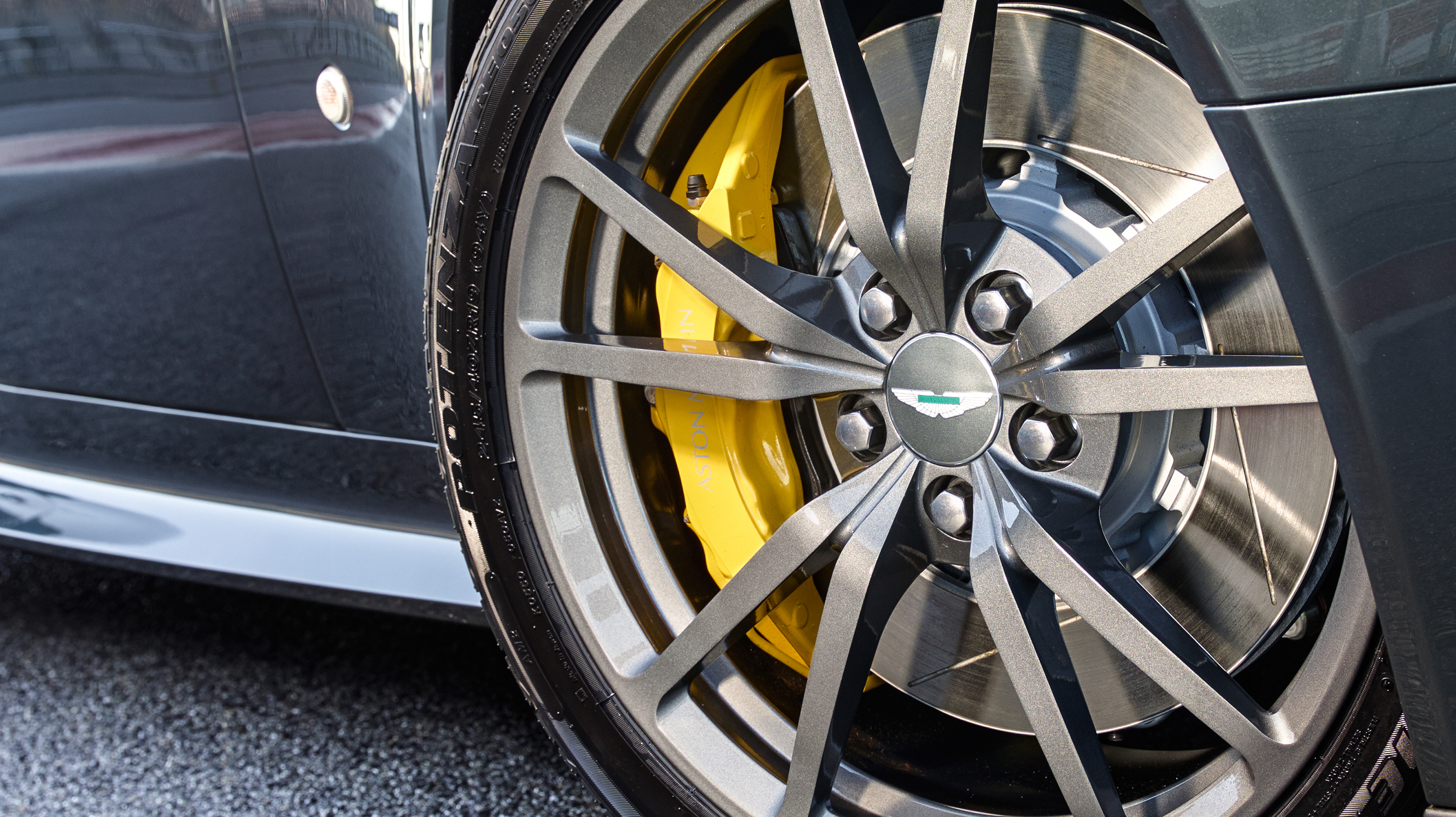 aston_martin_vantage_n430_2dr_-_interior_4_-_2014.jpg