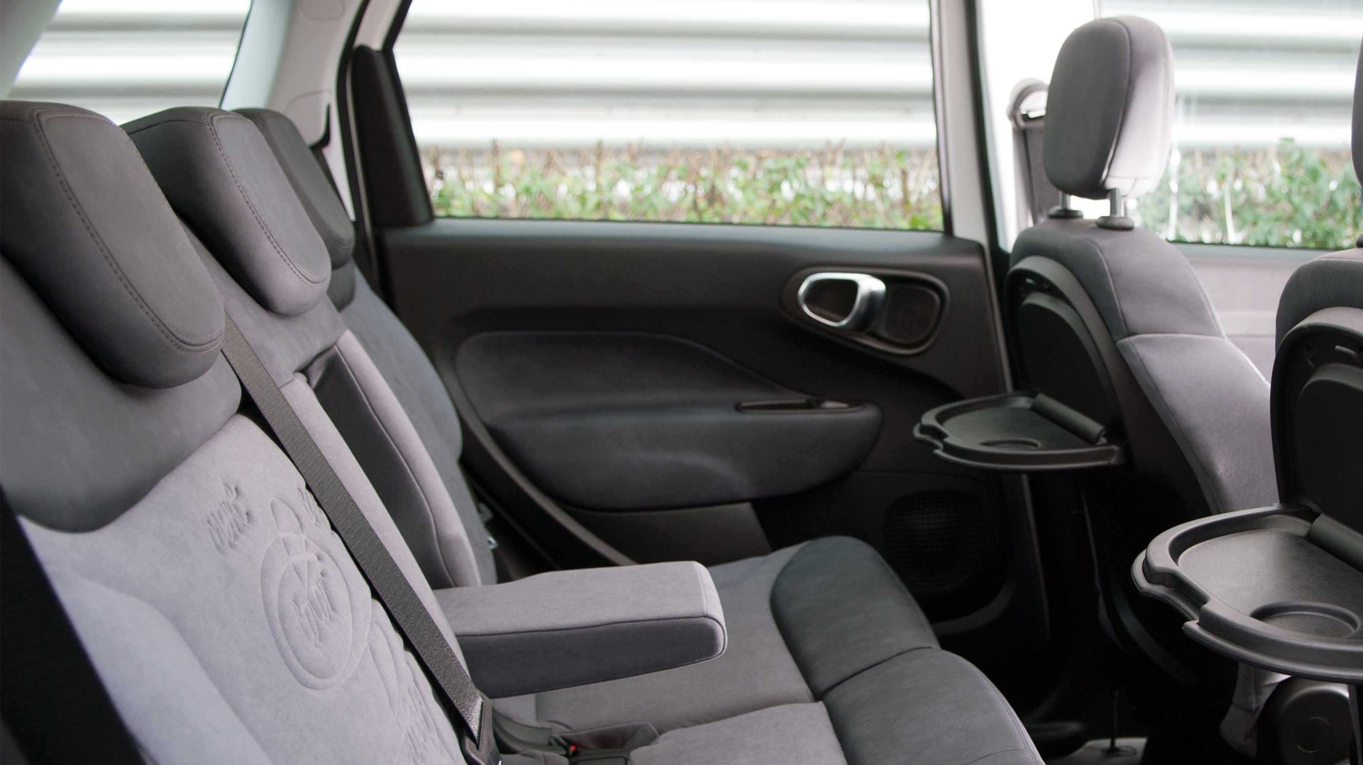 fiat_500l_1.6_multijet_105_trekking_5dr_-_interior_2_-_2014.jpg