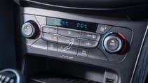 ford_focus_1.6_edge_5dr_-_interior_3_-_2014.jpg