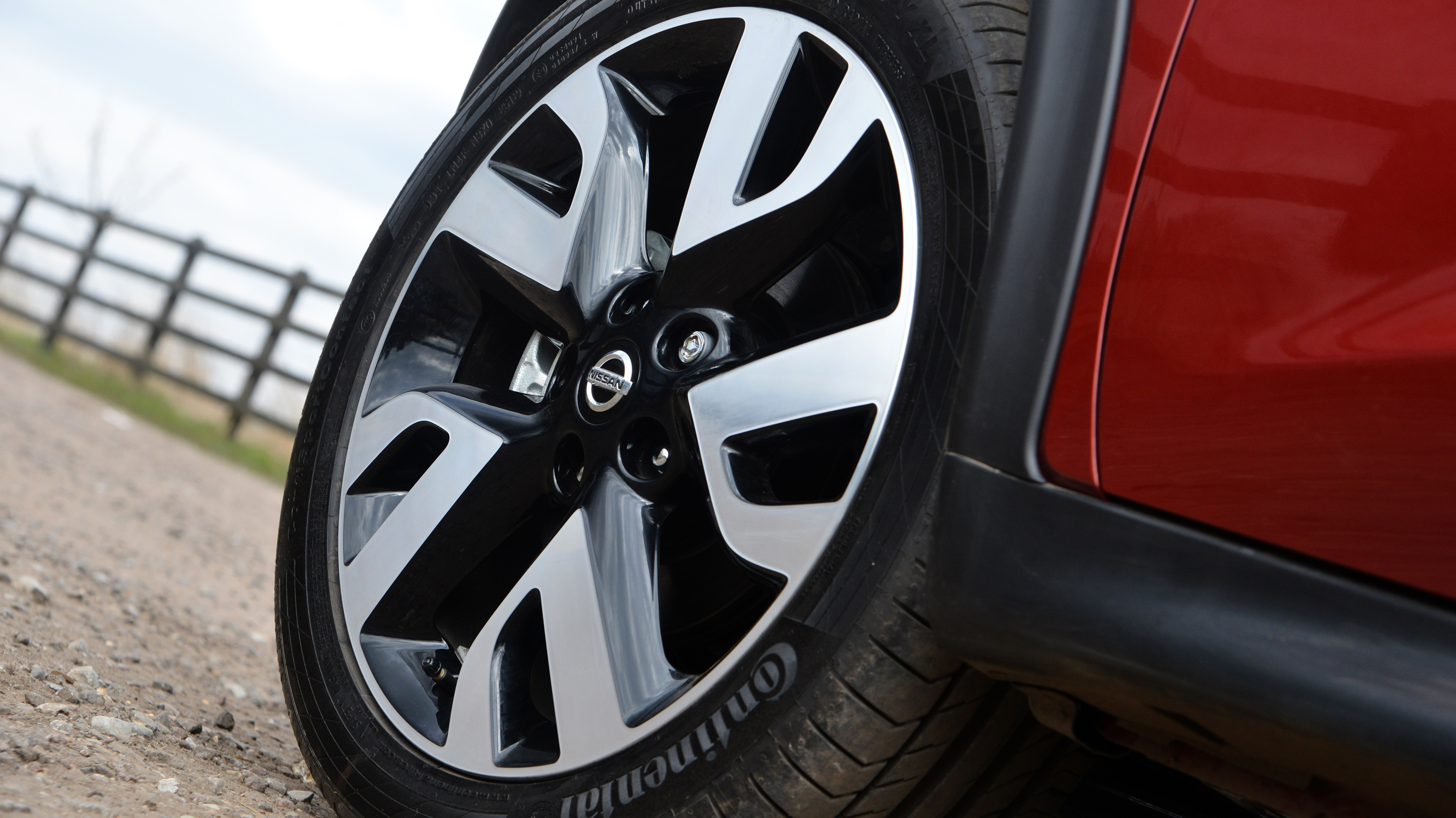 nissan_juke_1.2_dig-t_tekkna_5dr_-_interior_2_-_2014.jpg