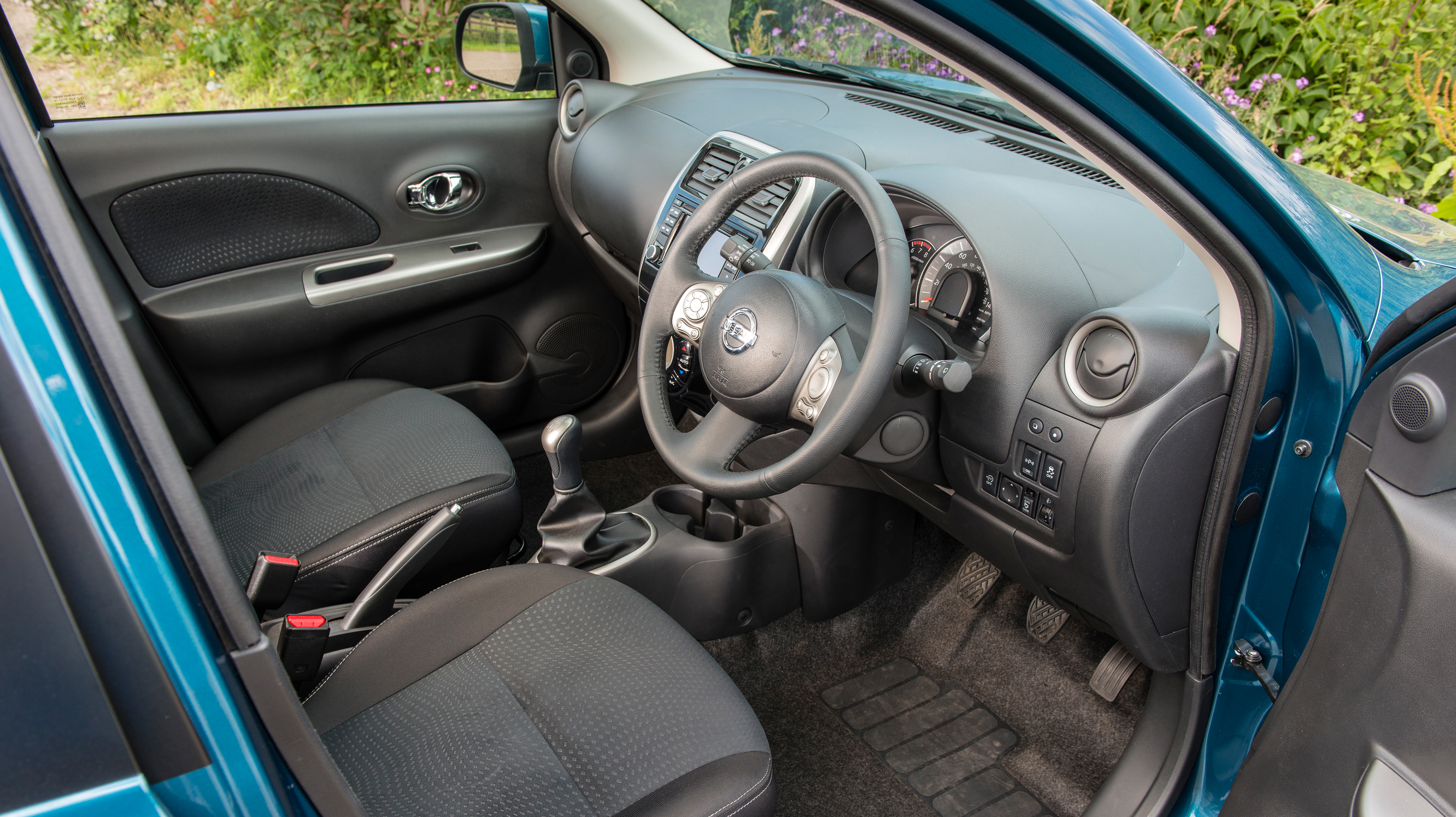 nissan_micra_1.2_dig-s_acenta_5dr_-_interior_4_-_2014.jpg