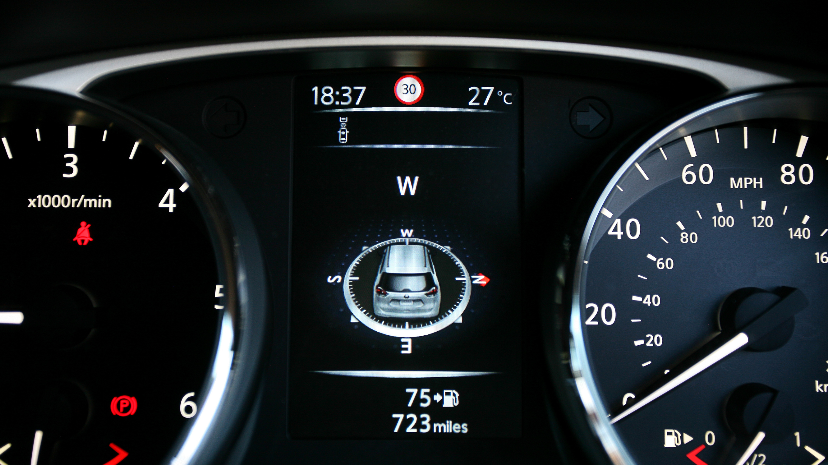 nissan_quashqai_1.6_dci_acenta_5dr_-_interior_2_-_2014.jpg