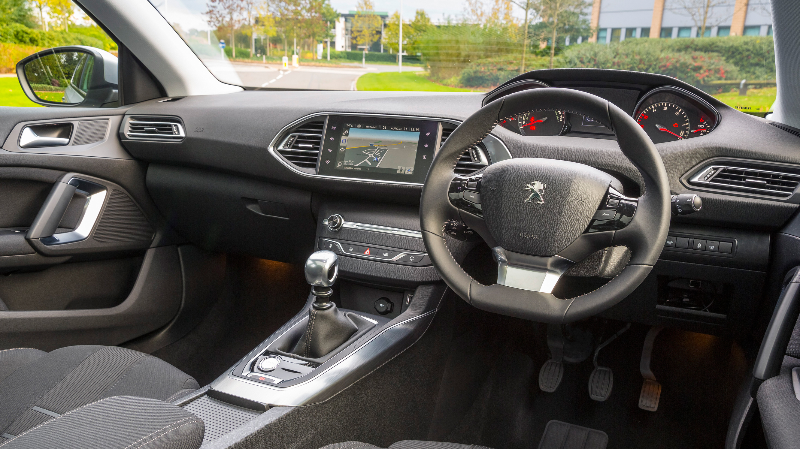 peugeot_308_1.6_e-hdi_115_feline_5dr_-_interior_2_-_2014.jpg
