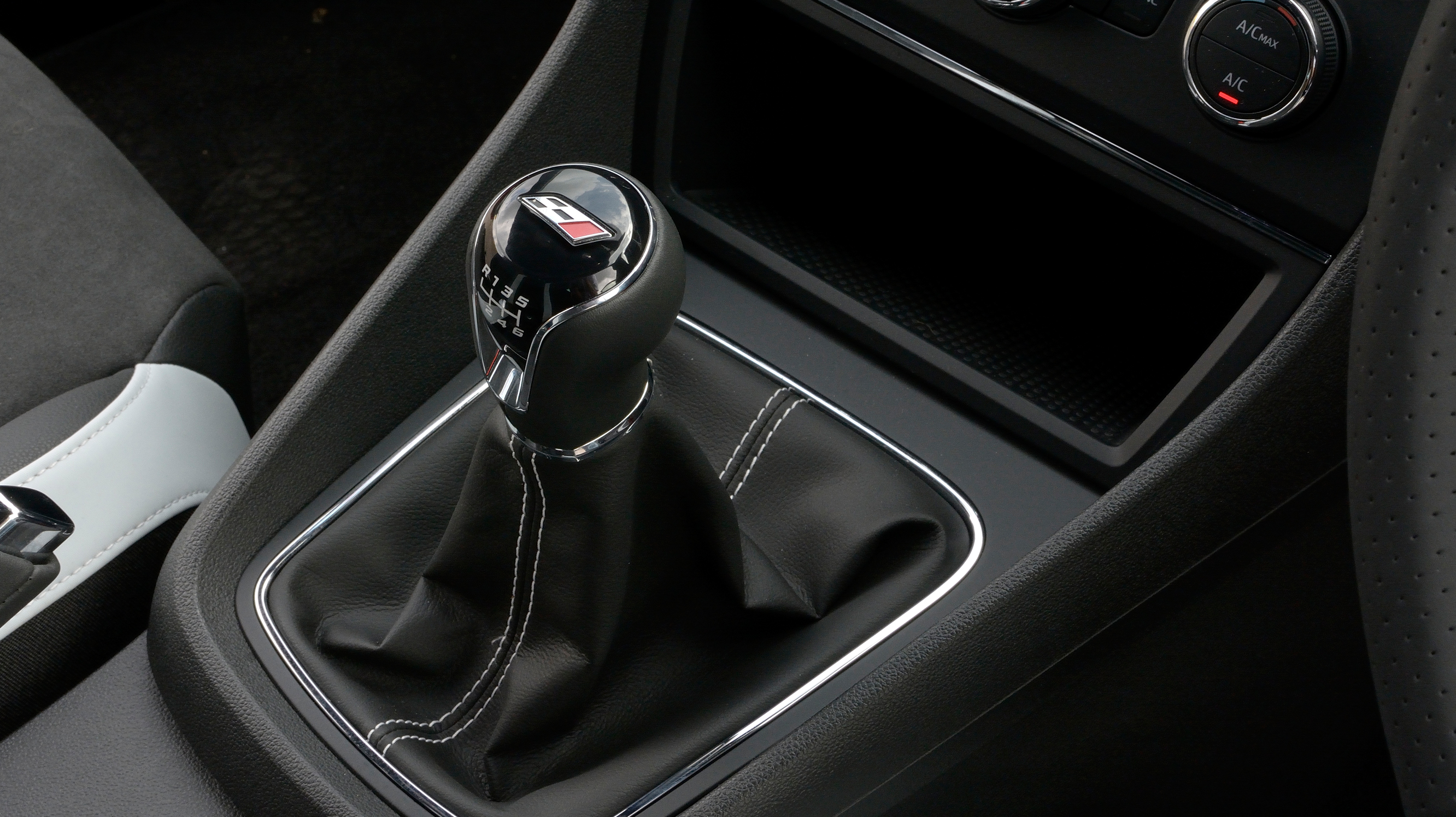 seat_leon_2.0_tsi_cupra_280_5dr_-_interior_2_-_2014.jpg