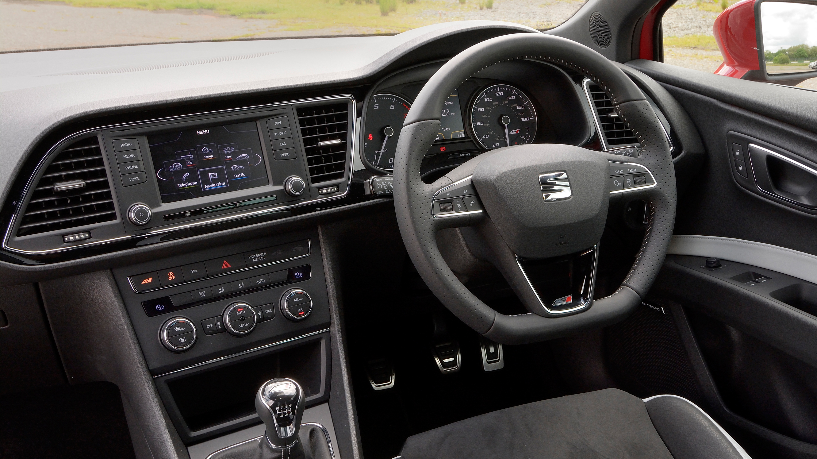 seat_leon_2.0_tsi_cupra_280_5dr_-_interior_4_-_2014.jpg