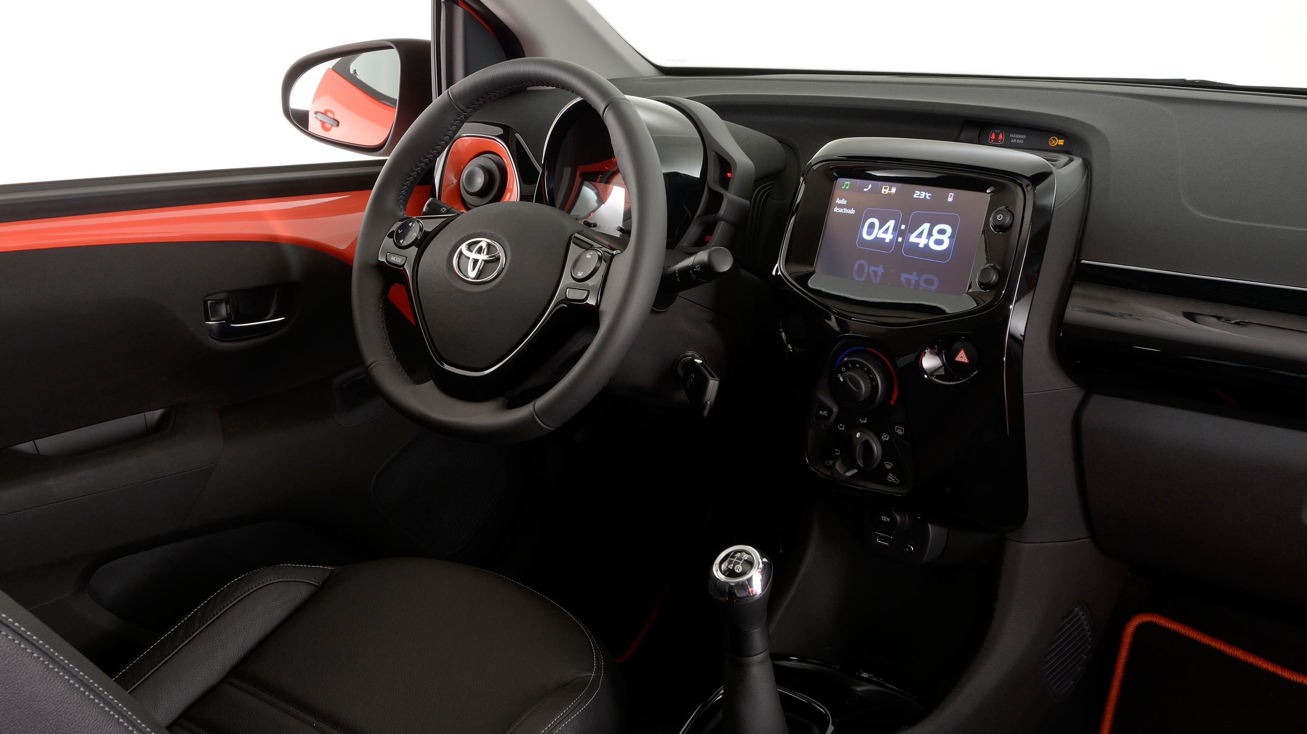 toyota_aygo_1.0_vvt-i_x_5dr_-_interior_2_-_2014.jpg