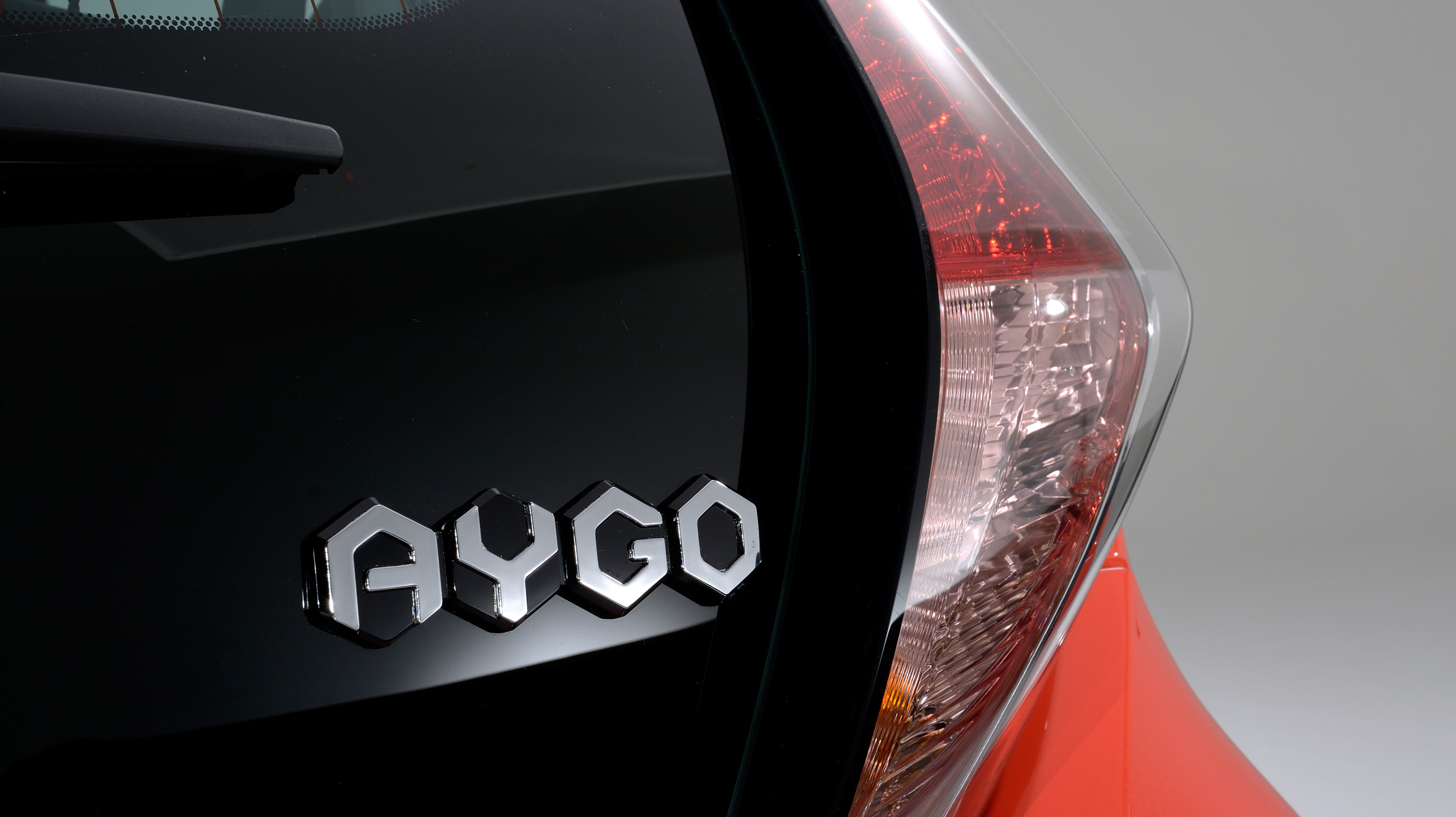 toyota_aygo_1.0_vvt-i_x_5dr_-_interior_4_-_2014.jpg