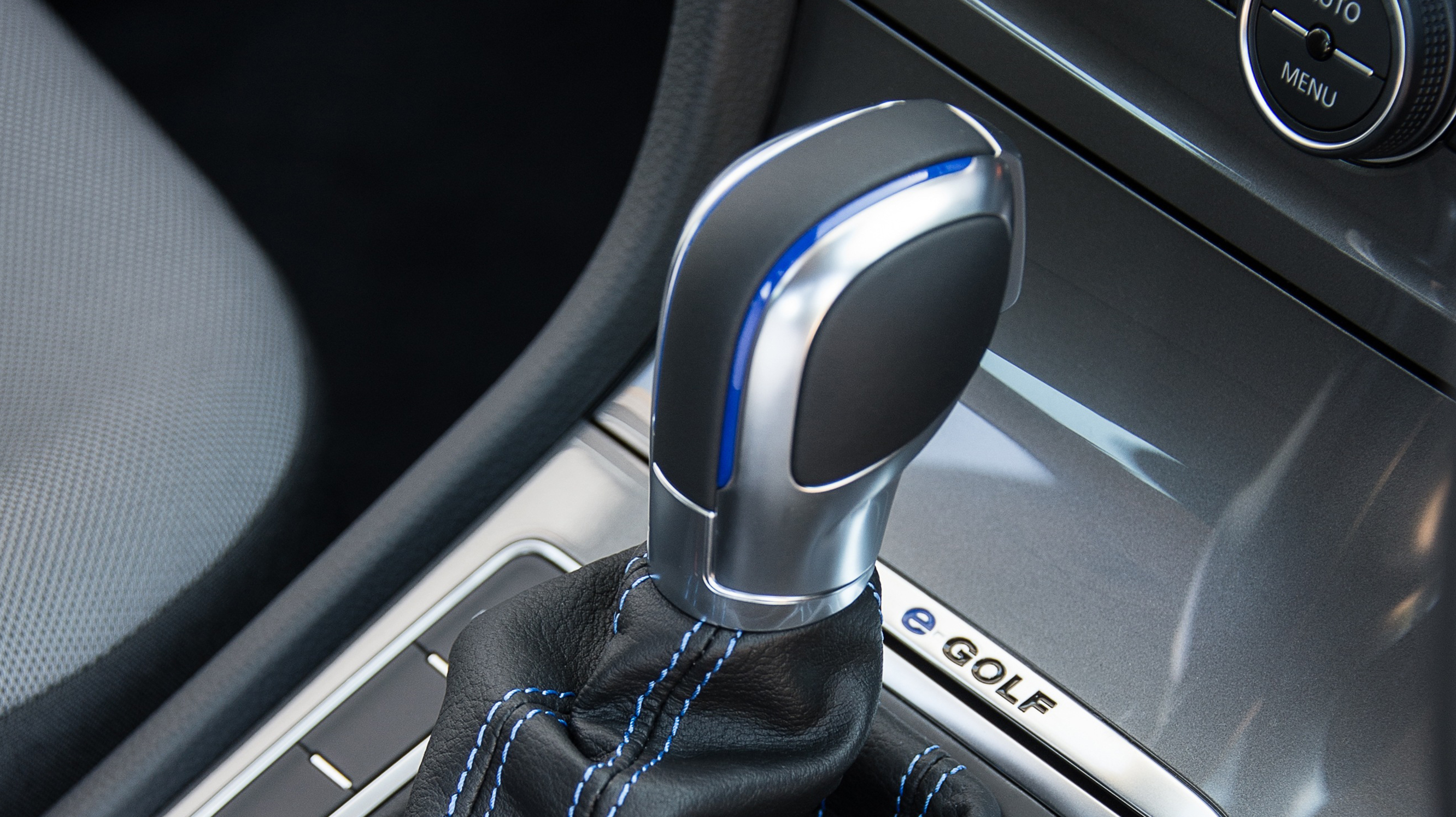 volkswagen_golf_e-golf_5dr_auto_-_interior_2_-_2014.jpg