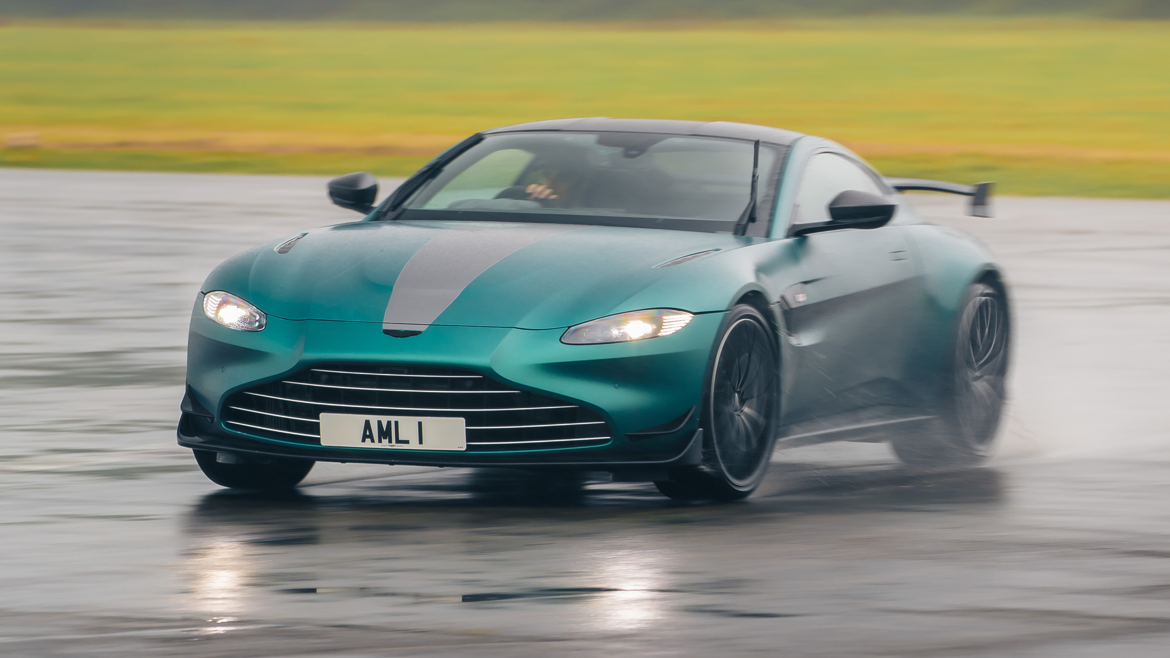 Speed Week 2021: Aston Martin Vantage F1 Edition vs Porsche 911 GT3