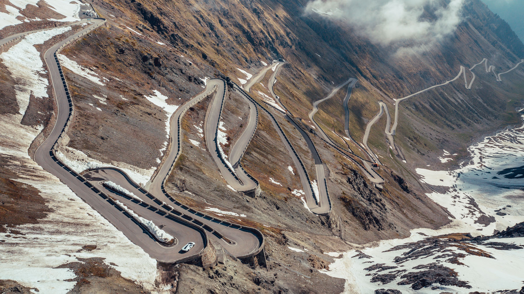 Lamborghini Countach vs Stelvio 