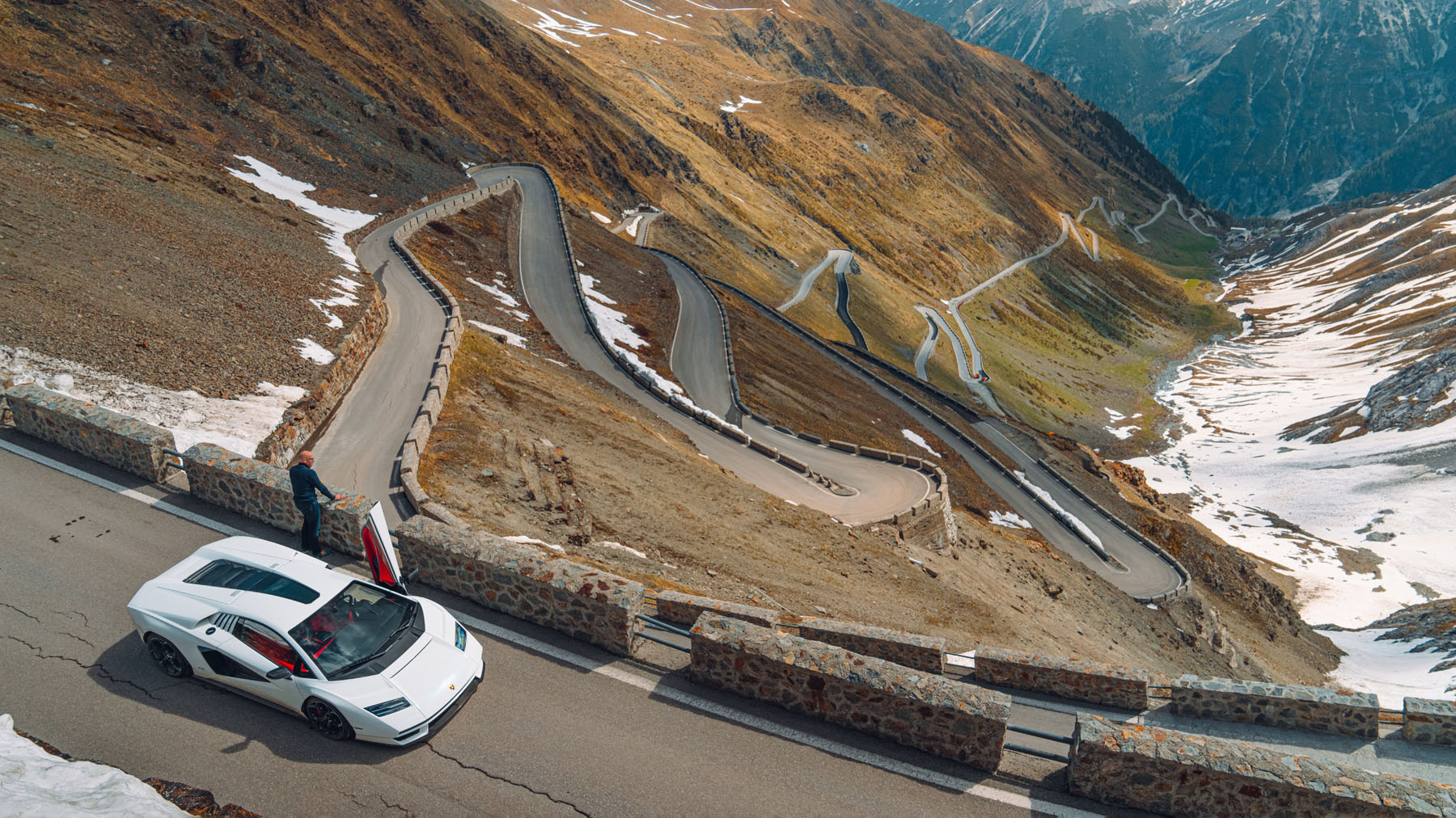 Lamborghini Countach vs Stelvio 