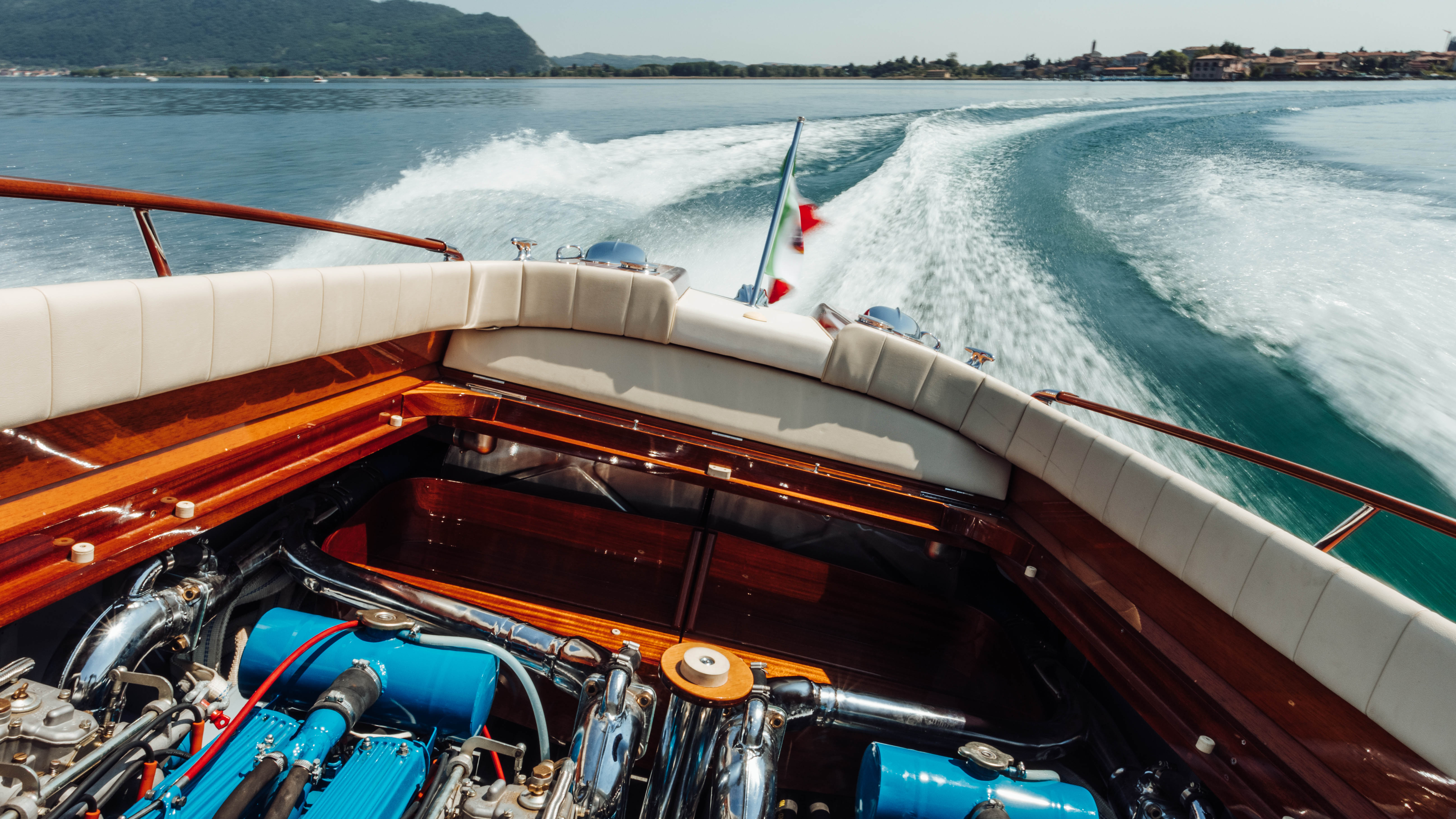 Lambo Aventador Ultimae V12 vs Riva Aquarama Lamborghini 