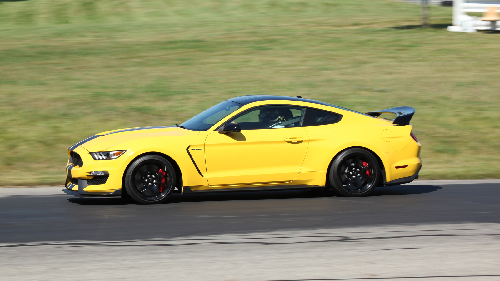 shelby-gt350r-grattan-09.jpg