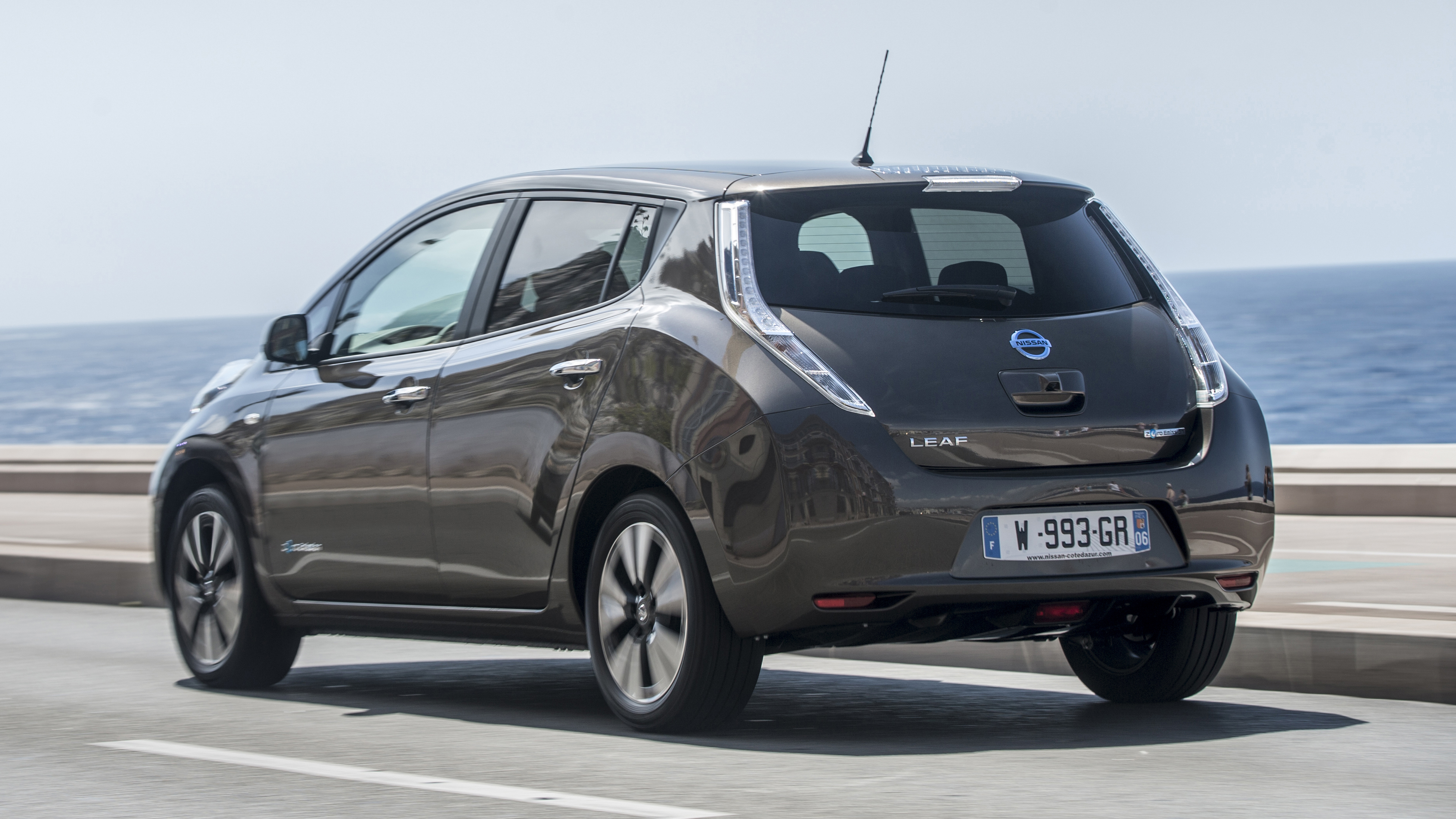 new_nissan_leaf_30_kwh_105.jpg