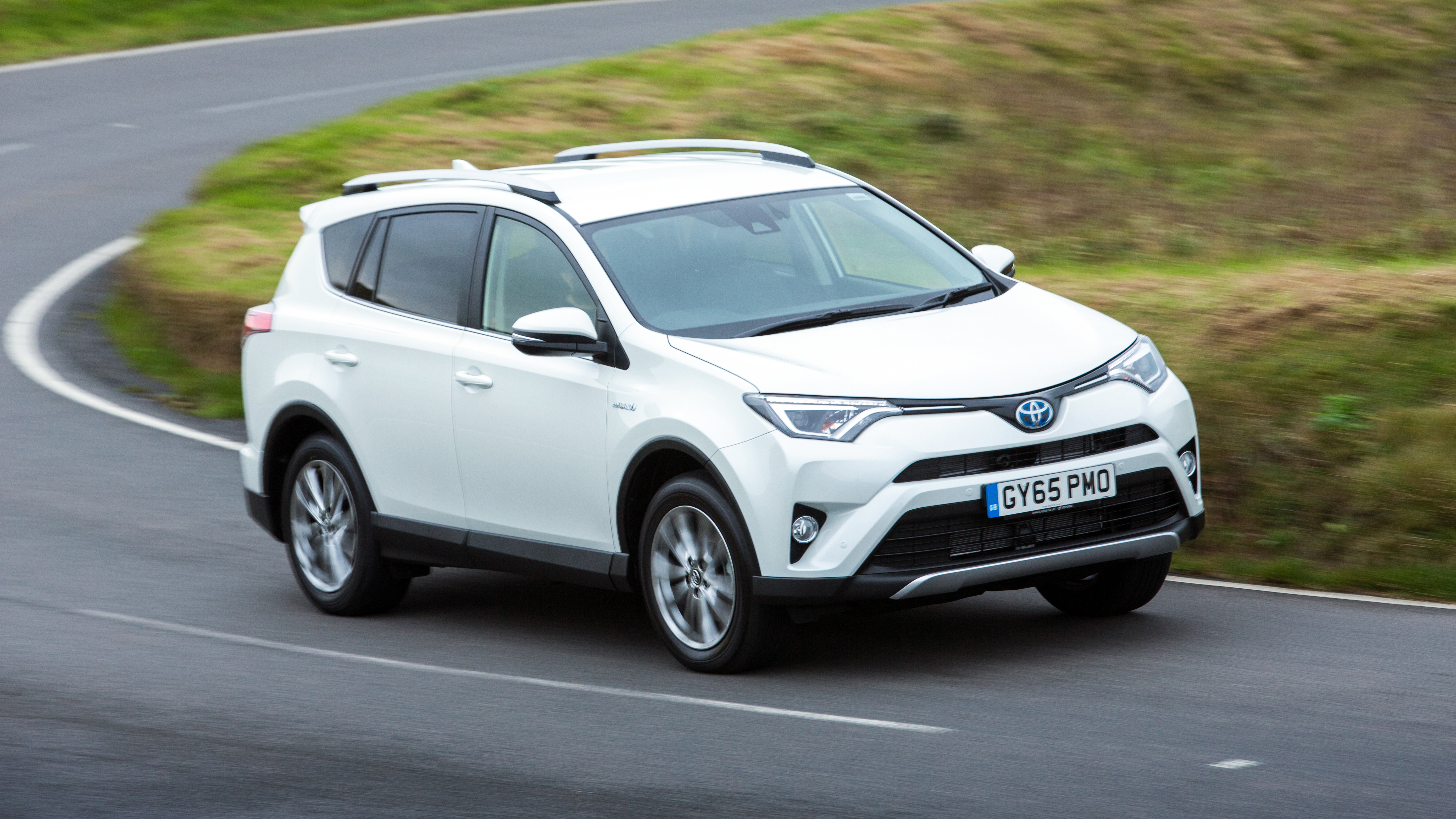 2016-rav4-hybrid-exterior-dynamic-8.jpg