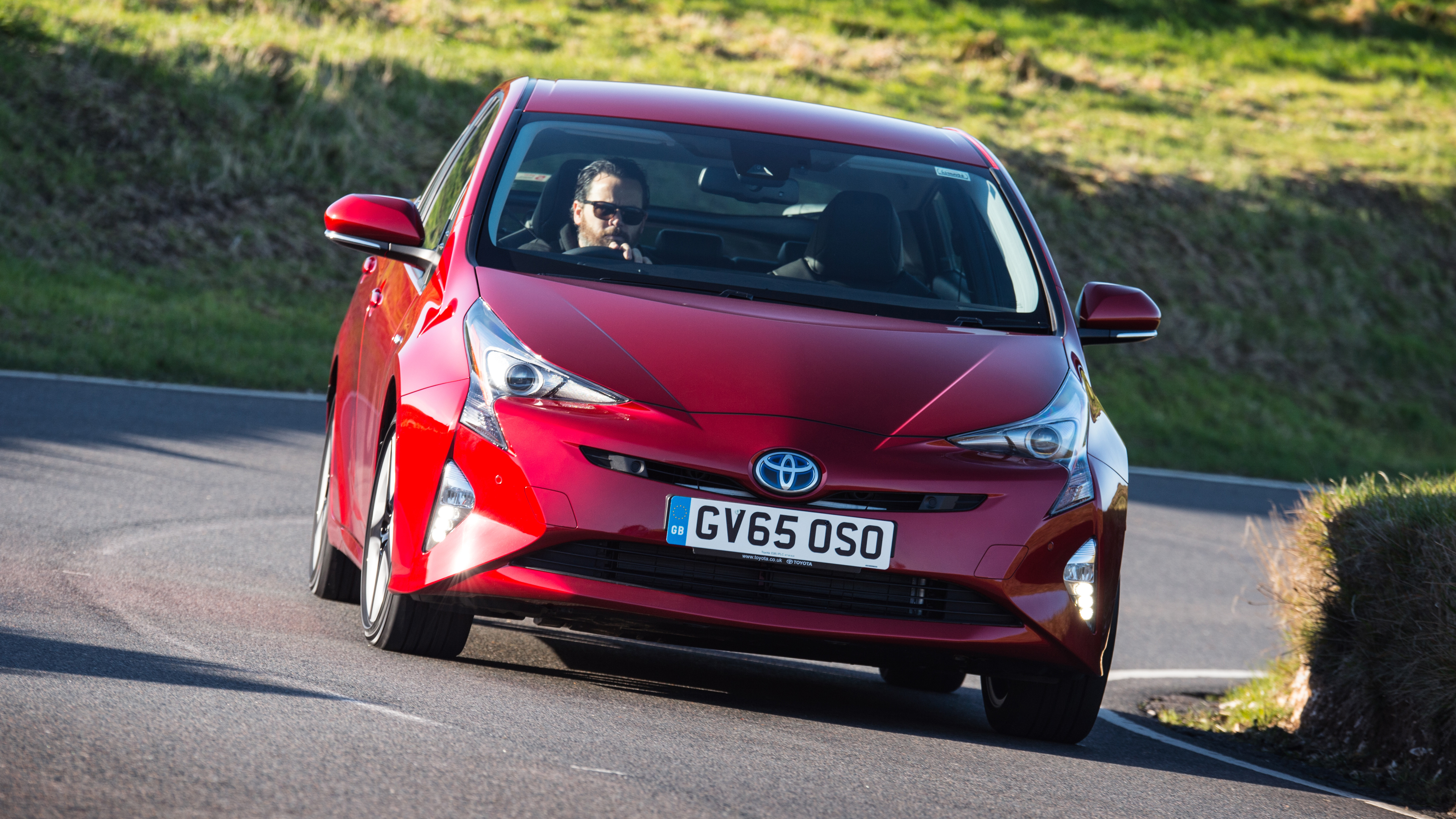 2016-toyota-prius-exterior-dynamic-3.jpg