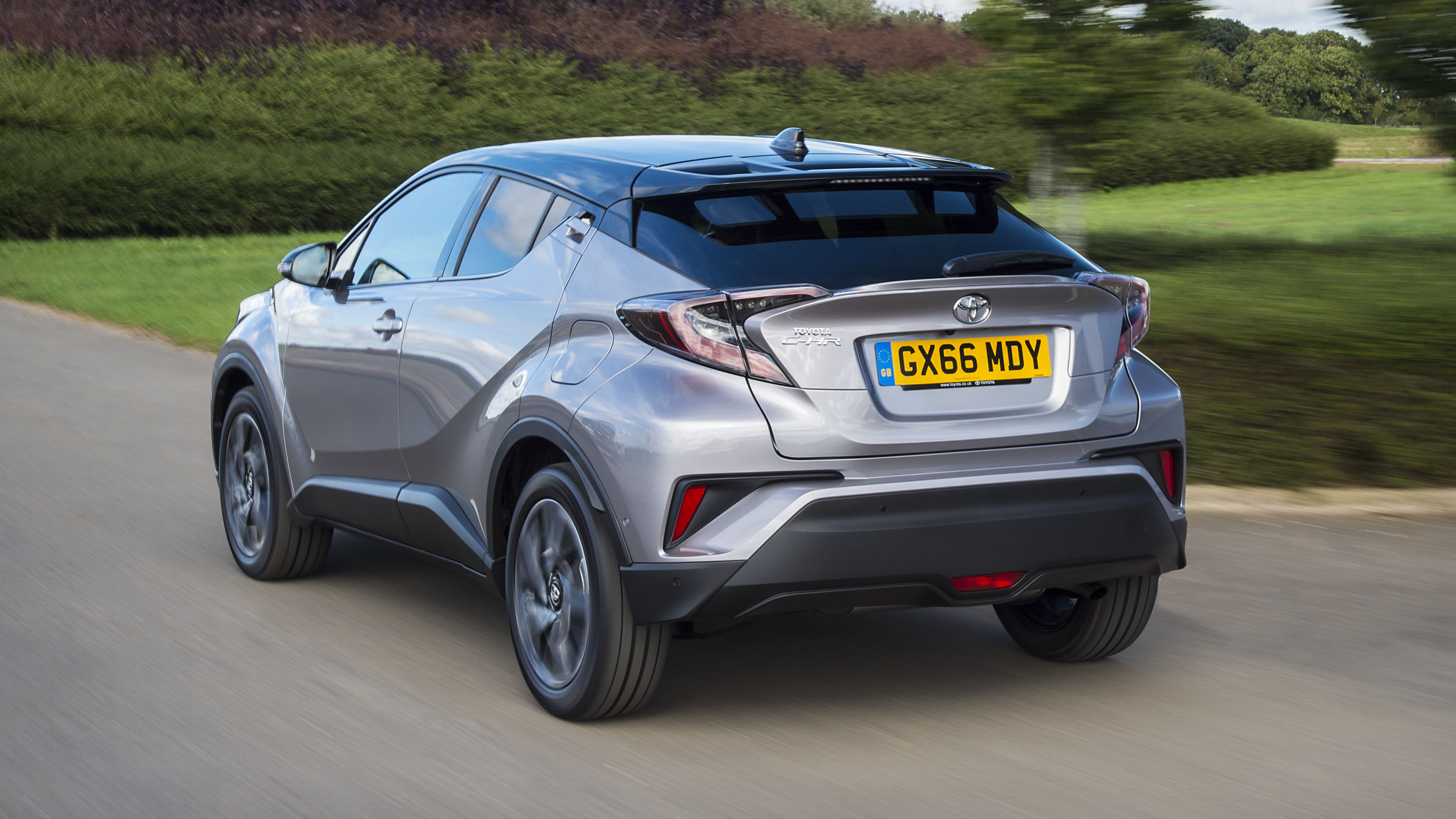 2016_toyota_c-hr_ext_dyn_03.jpg