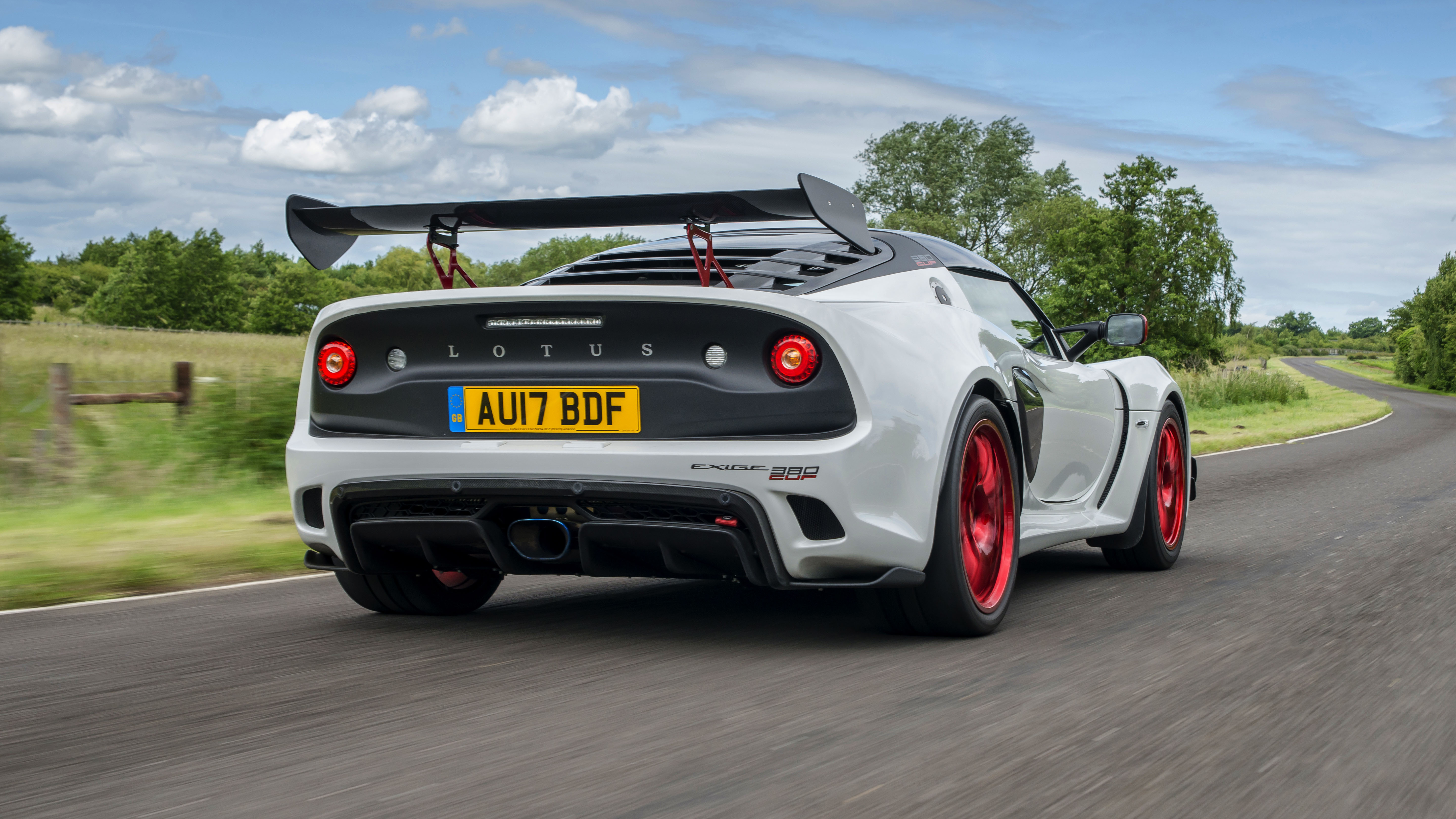 white_exige_cup_380_driving_5.jpg